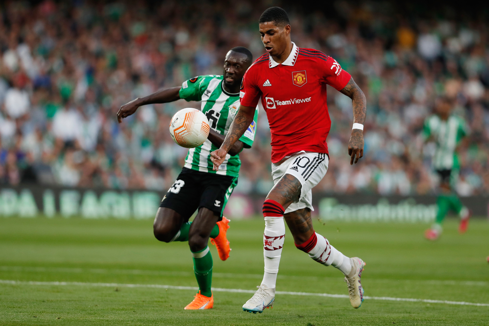 Rashford y Sabaly pugnan por el balón.