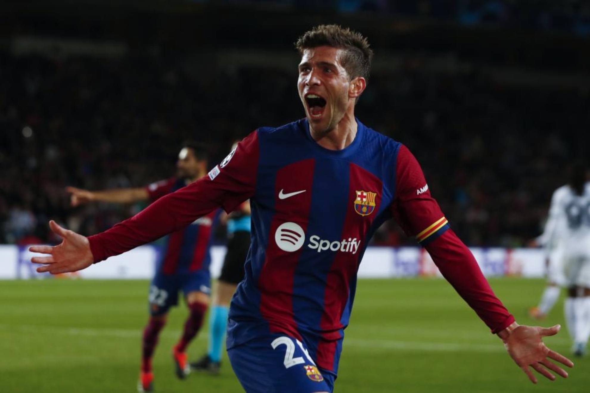 Sergi Roberto celebra el gol de Lewandowski.