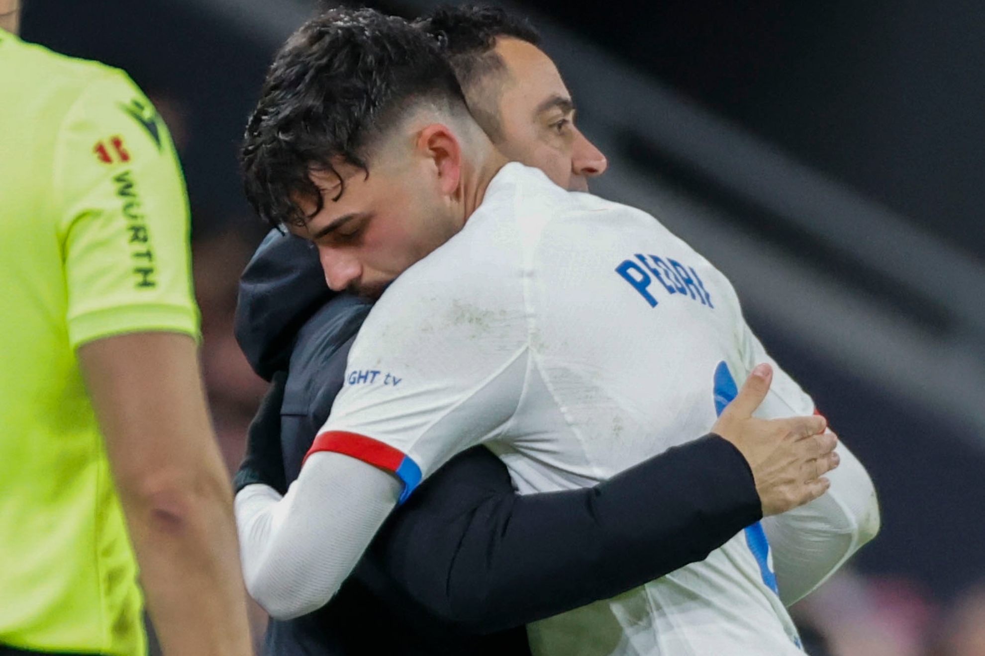 Xavi y Pedri se abrazan en San Mamés.