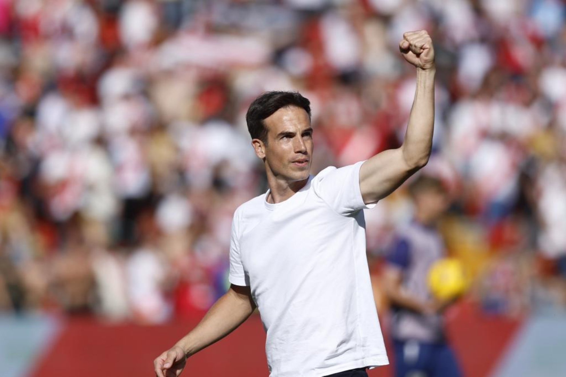 Íñigo Pérez, entrenador del Rayo, celebra la victoria ante Osasuna.
