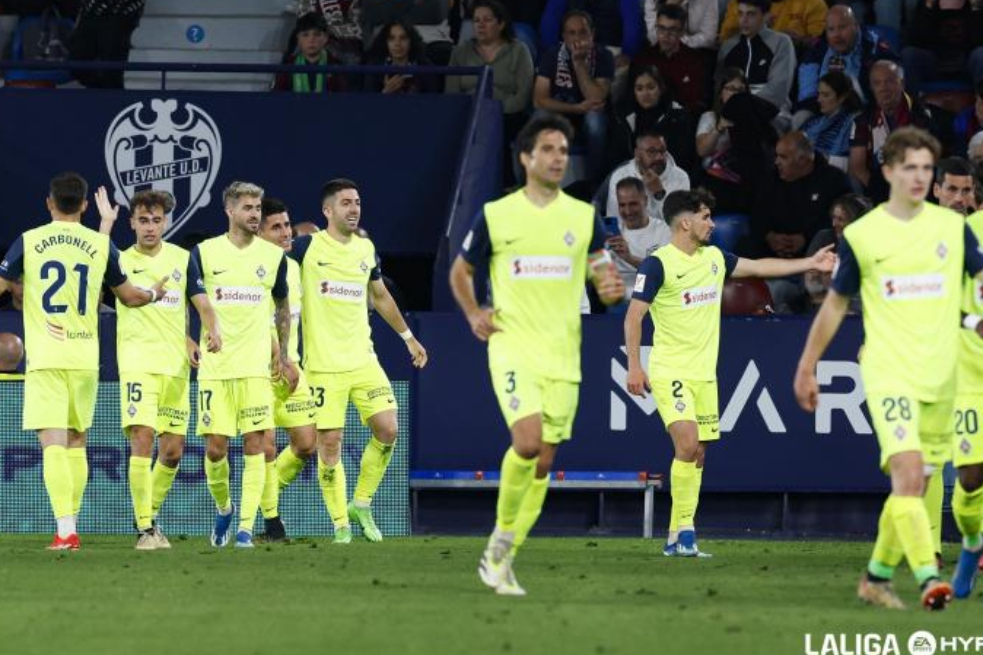 Los jugadores del Amorebieta celebran un gol.