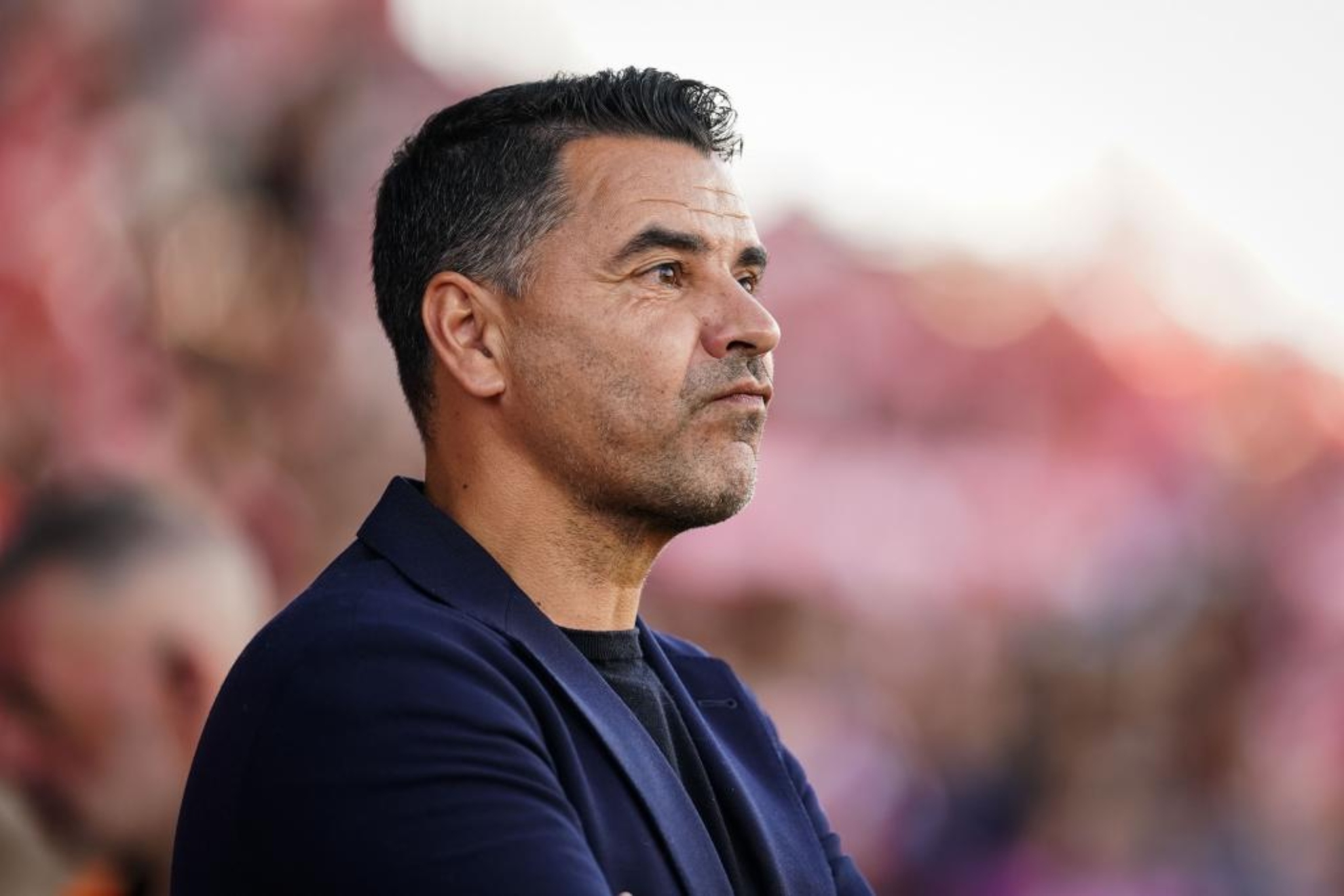 Míchel, con gesto serio durante un partido del Girona.