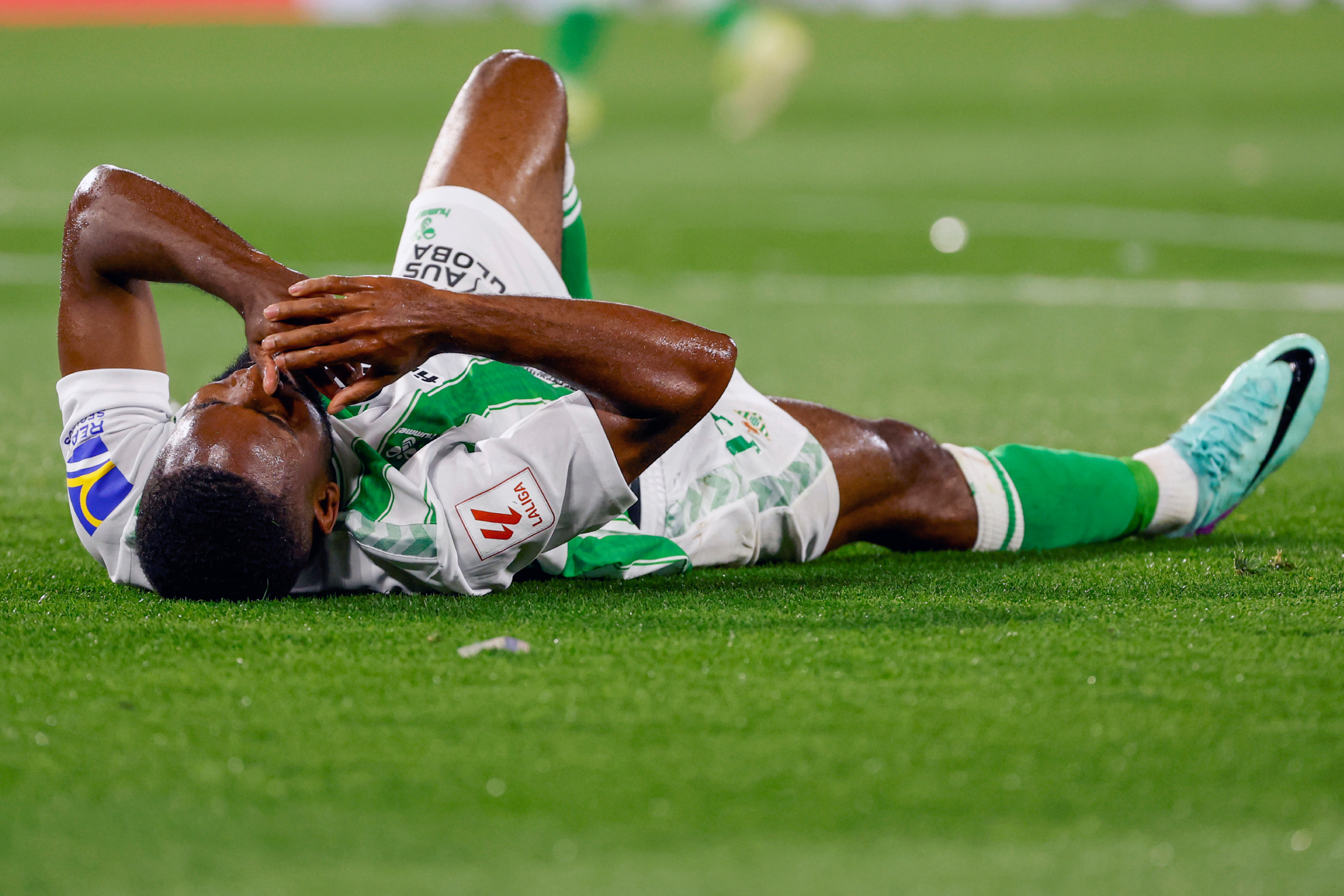 Bakambu, tras caer lesionado