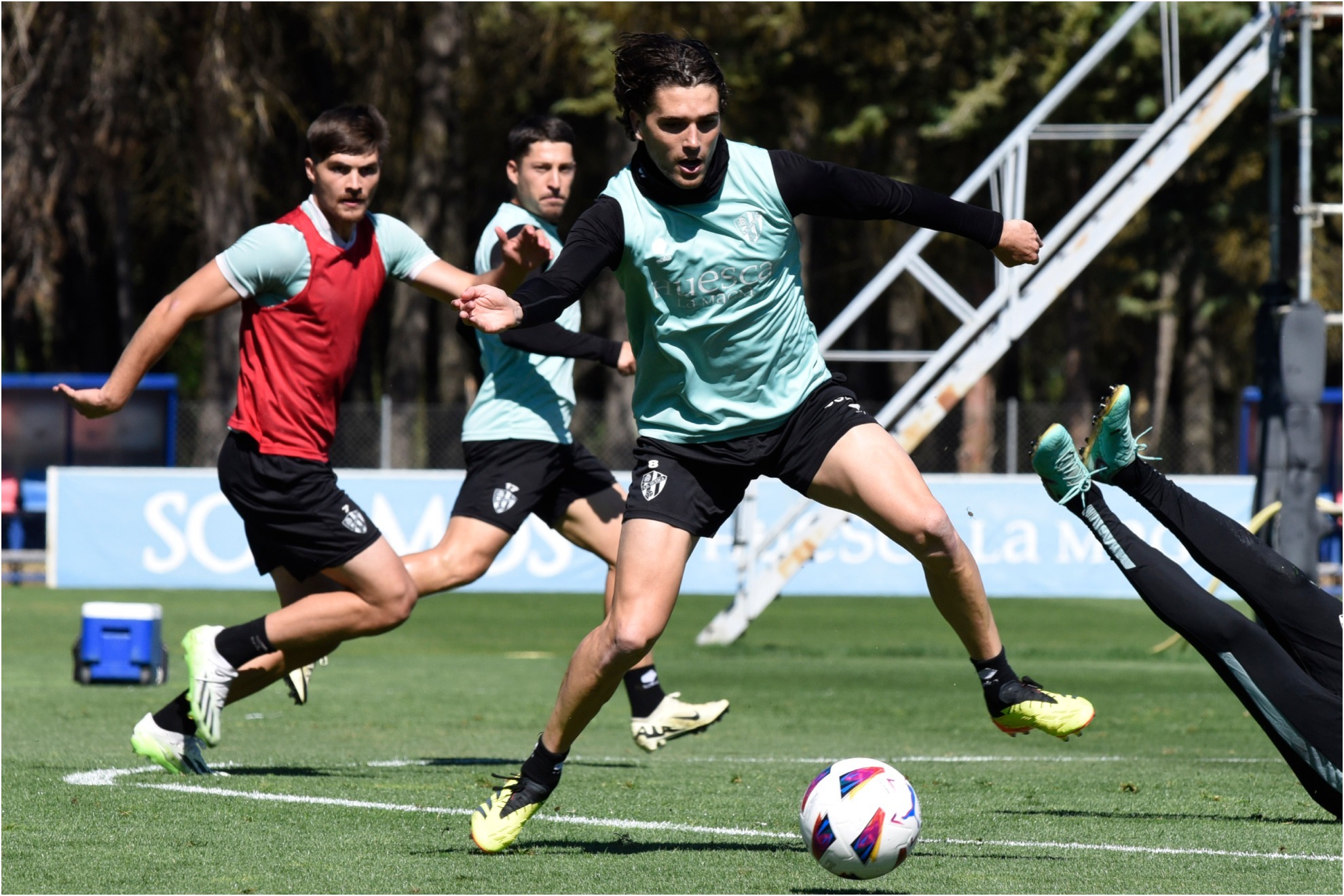 Los jugadores de la SD Huesca, durante un entrenamiento.
