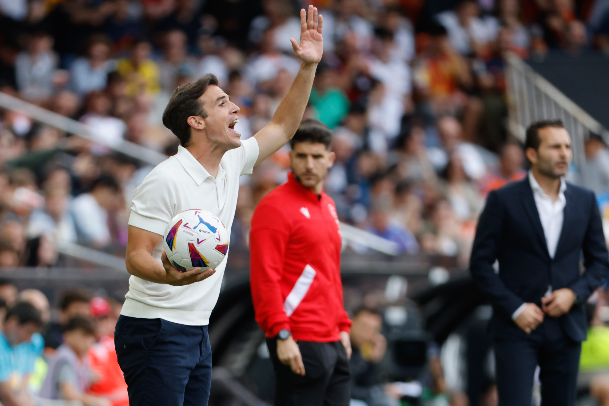 Iñigo Pérez dando instrucciones en Mestalla