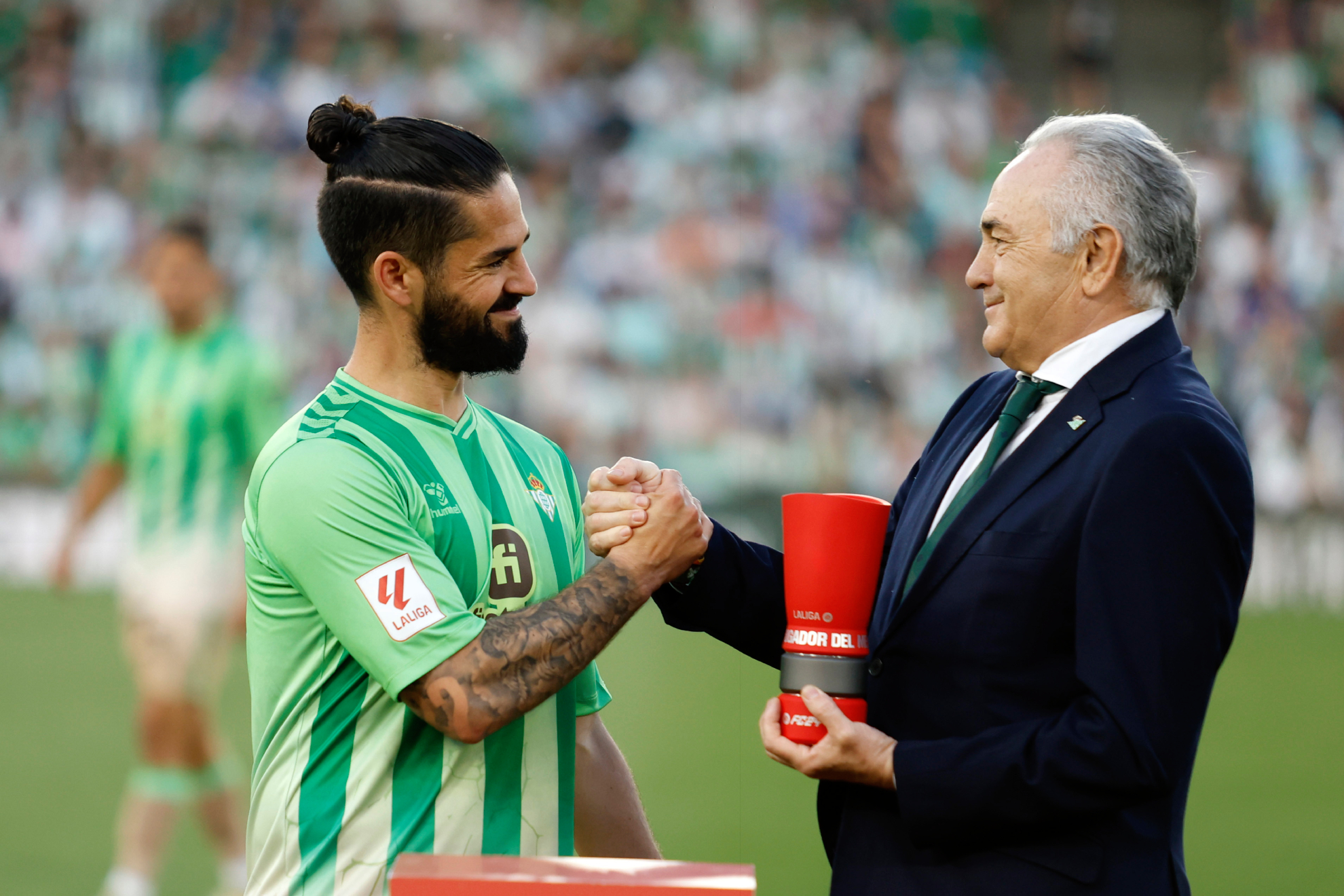 Isco recibe el premio de Mejor Jugador de LaLiga en abril de manos de Gordillo
