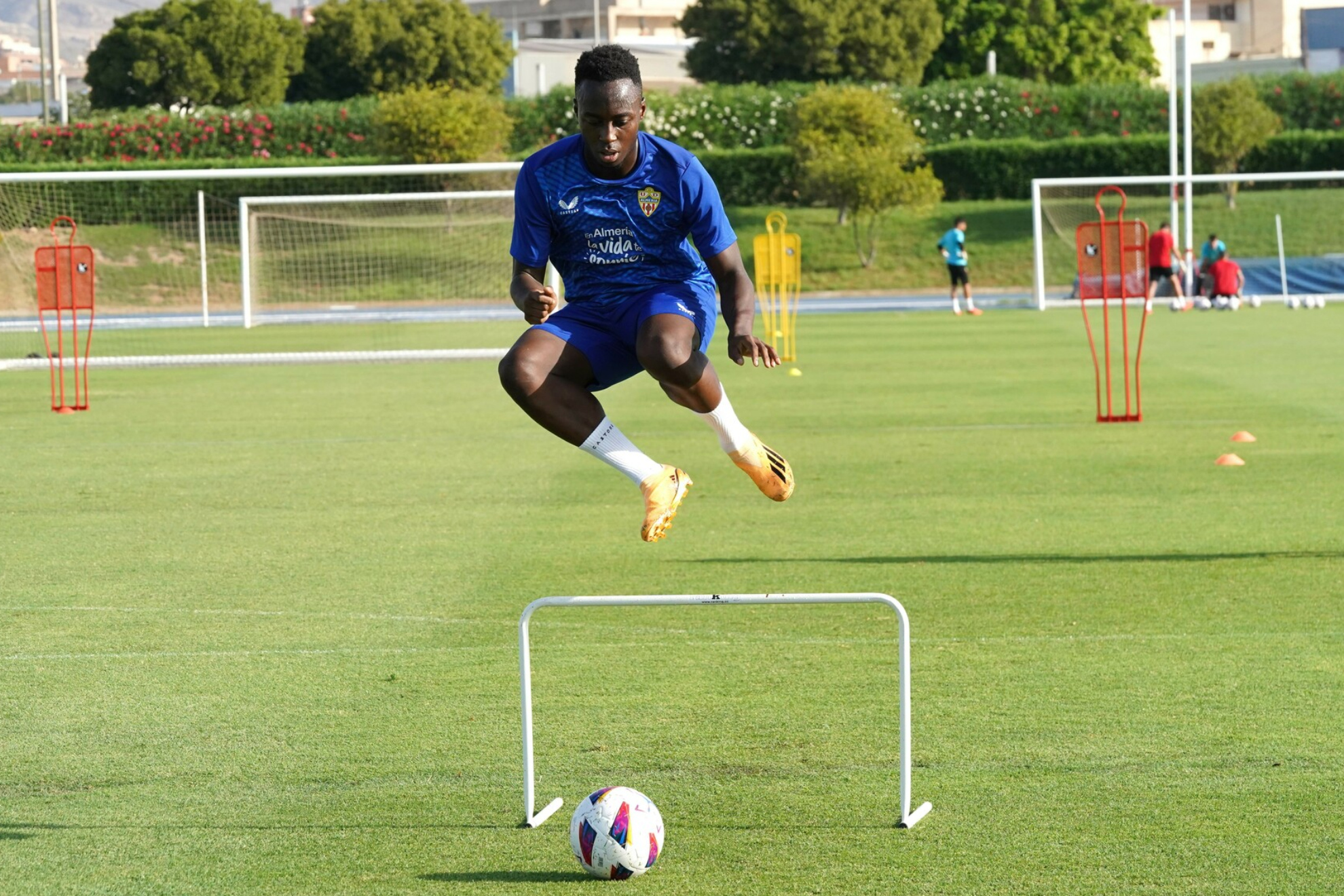 Arvin Appiah realiza ejercicios durante un entrenamiento.