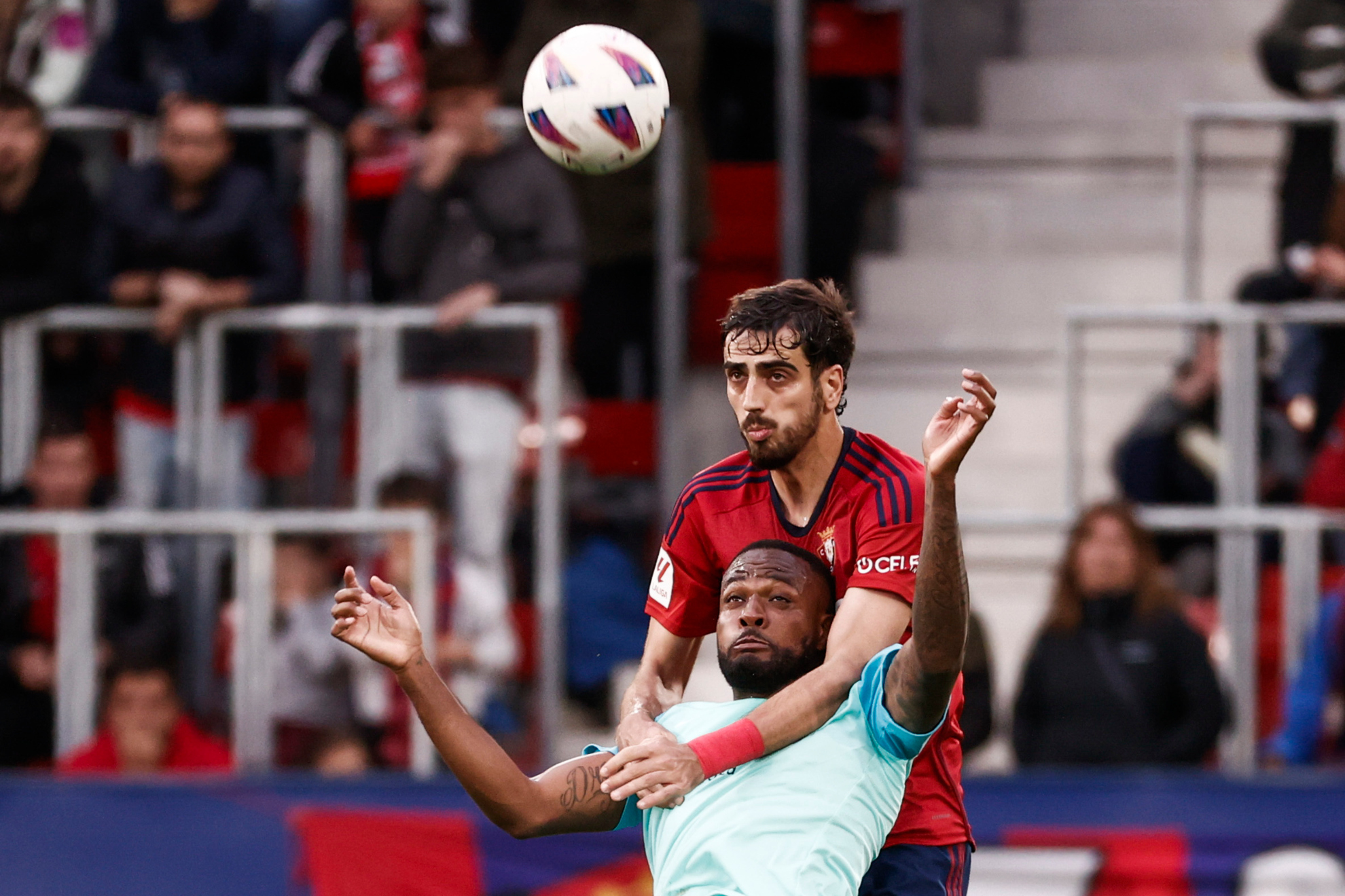 Catena se apoya en Larin, durante el partido de este martes en El Sadar.