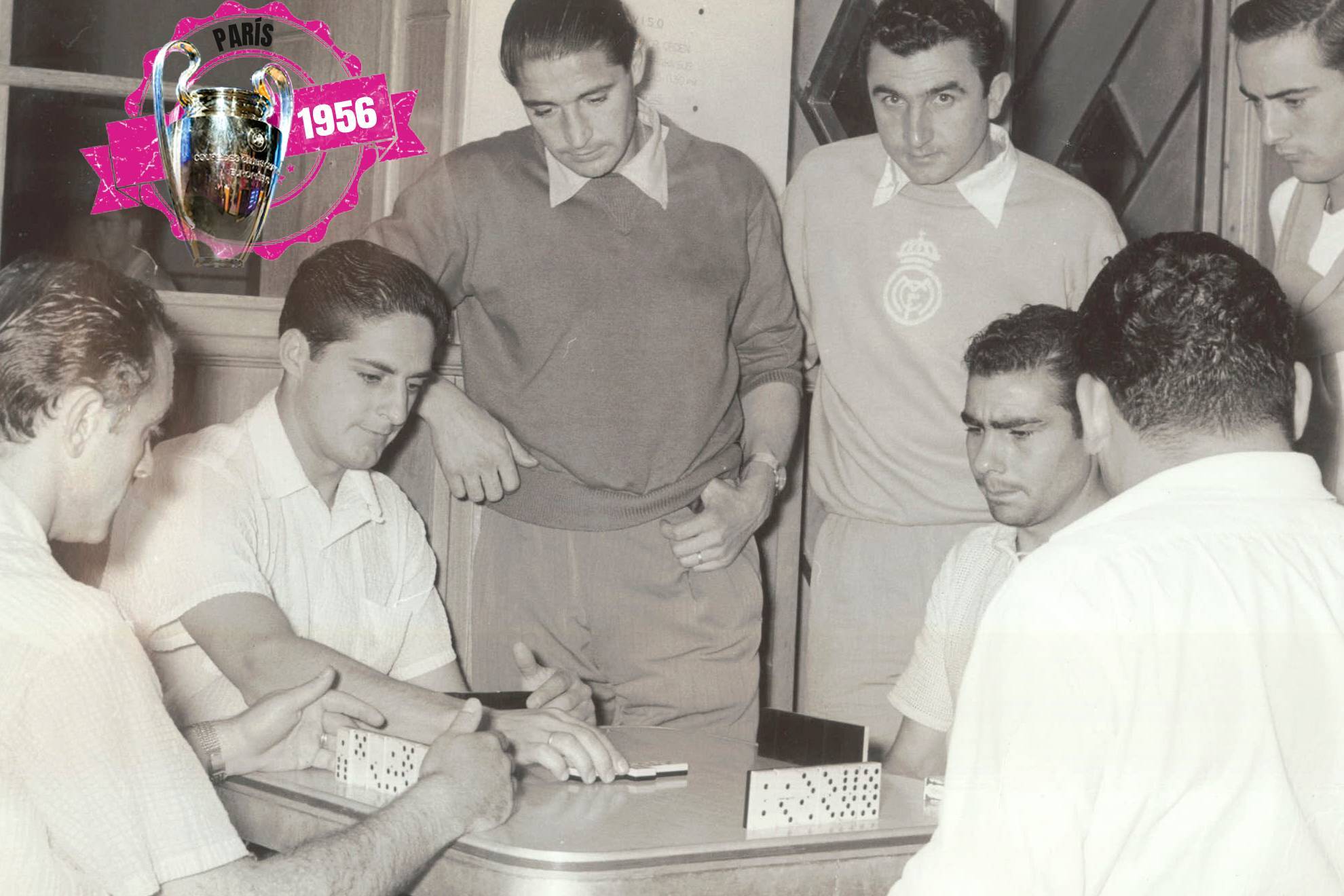 Rial, a la izquierda de Di Stéfano, durante un partida de dominó entre jugadores del Real Madrid