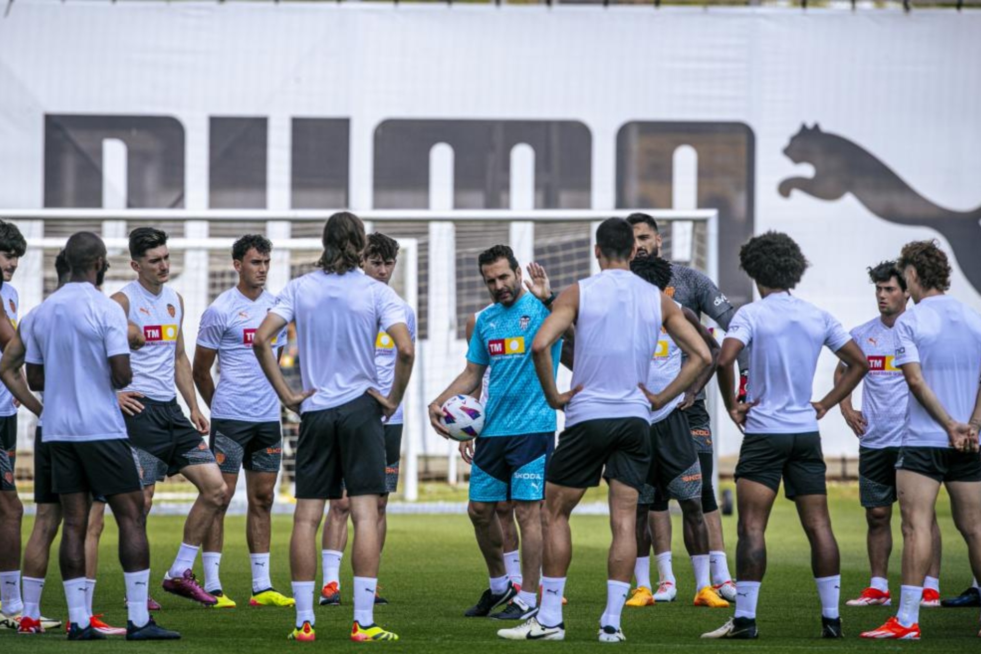 Baraja hablando con la plantilla del Valencia.