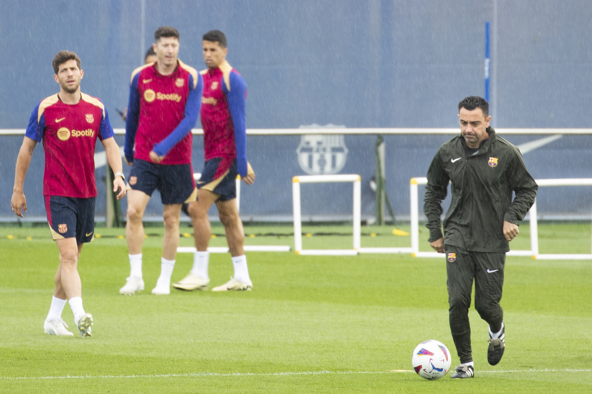 Xavi, en un entrenamiento con sus jugadores.