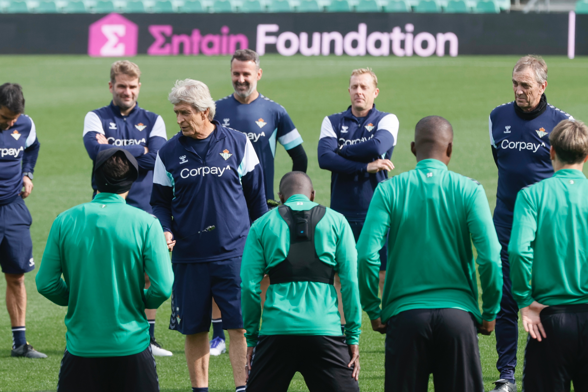 Pellegrini, dando una charla en un entrenamiento