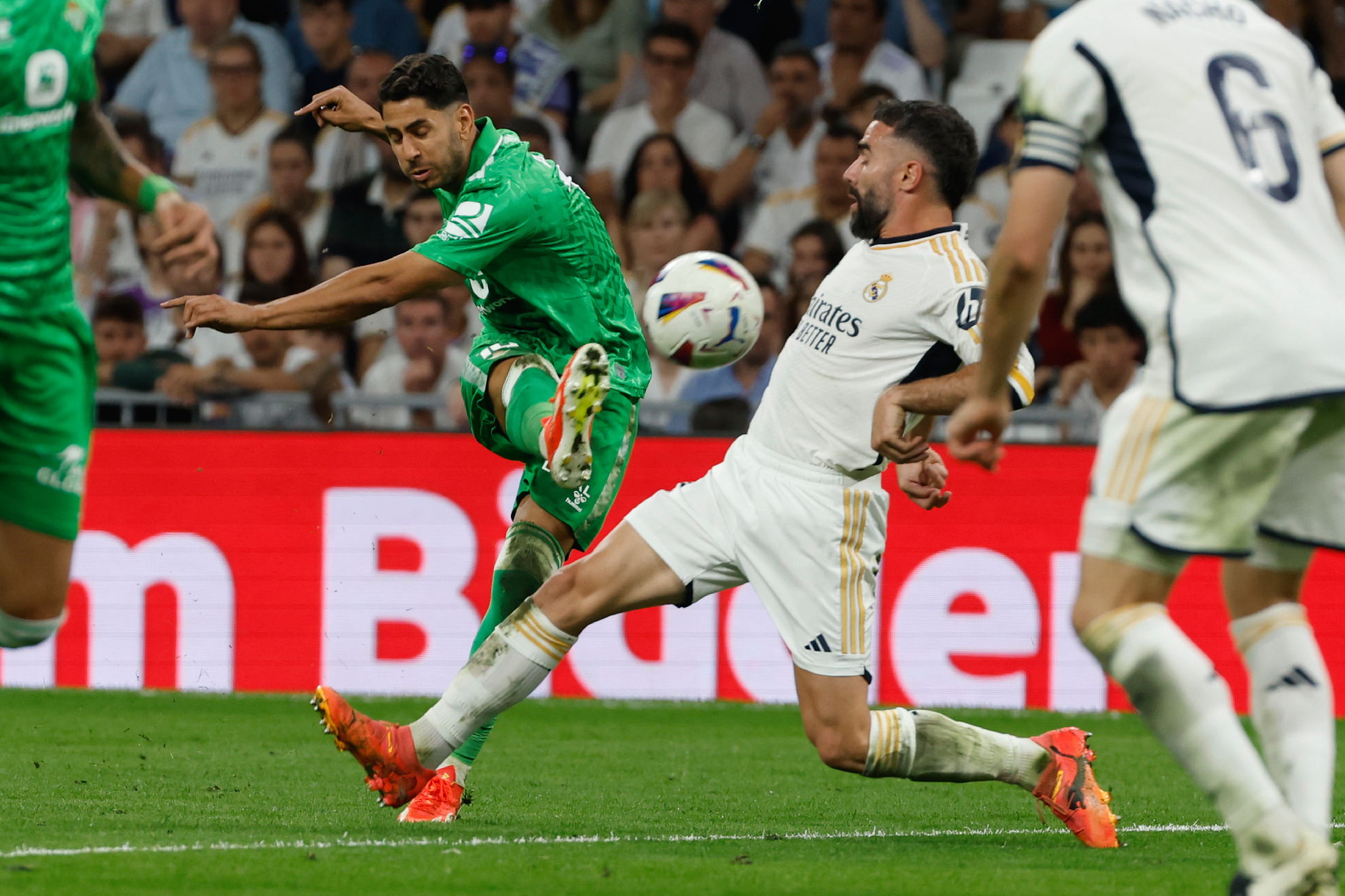 Ayoze remata a portería ante Carvajal