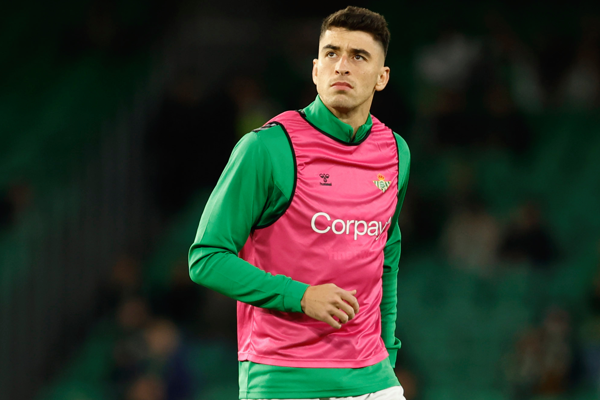 Marc Roca calienta antes de un partido.