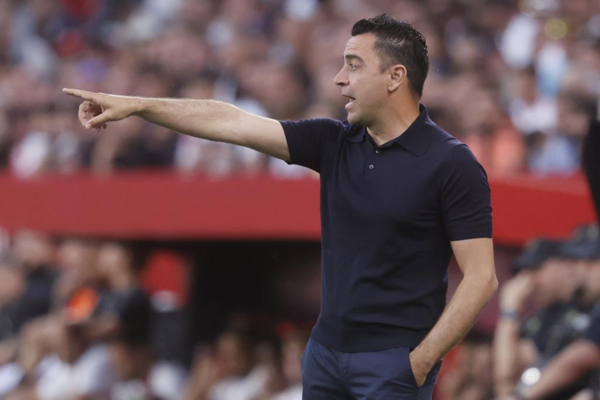 Xavi da instrucciones, durante el encuentro en Sevilla.
