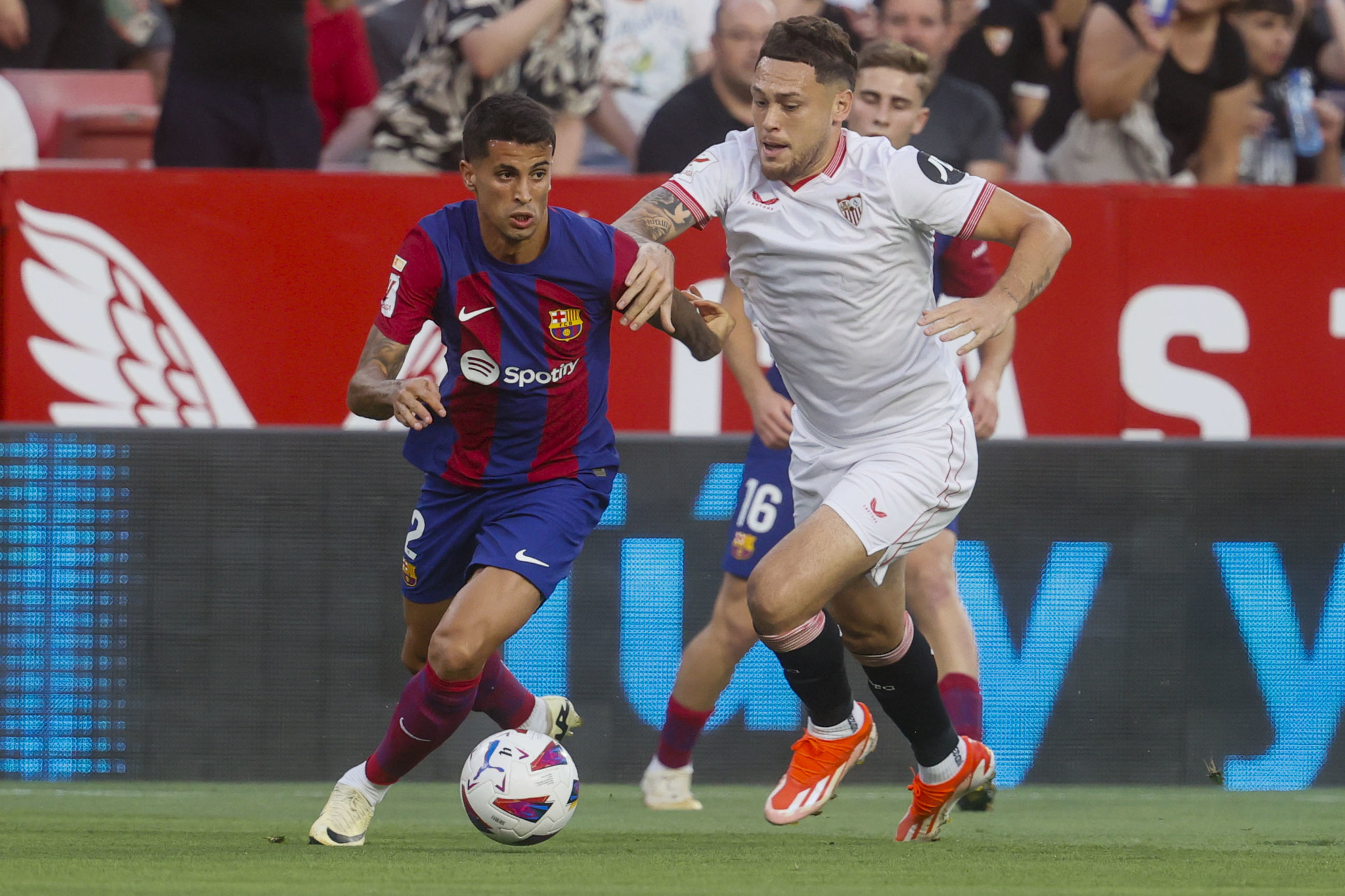 Cancelo disputa un balón con Ocampos.