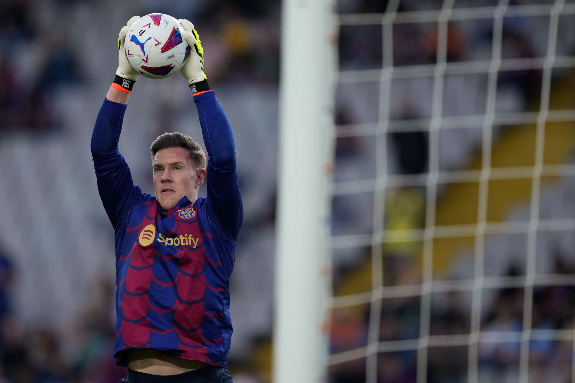 Ter Stegen, durante el calentamiento de un partido.