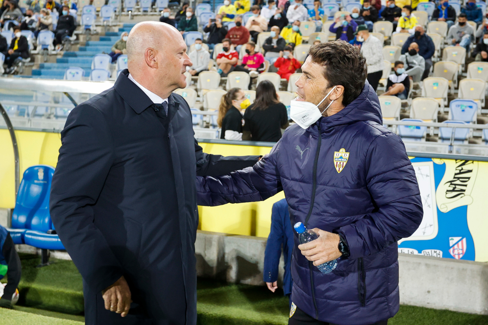 Pepe Mel y Rubi se saludan antes de un Las Palmas - Almería.