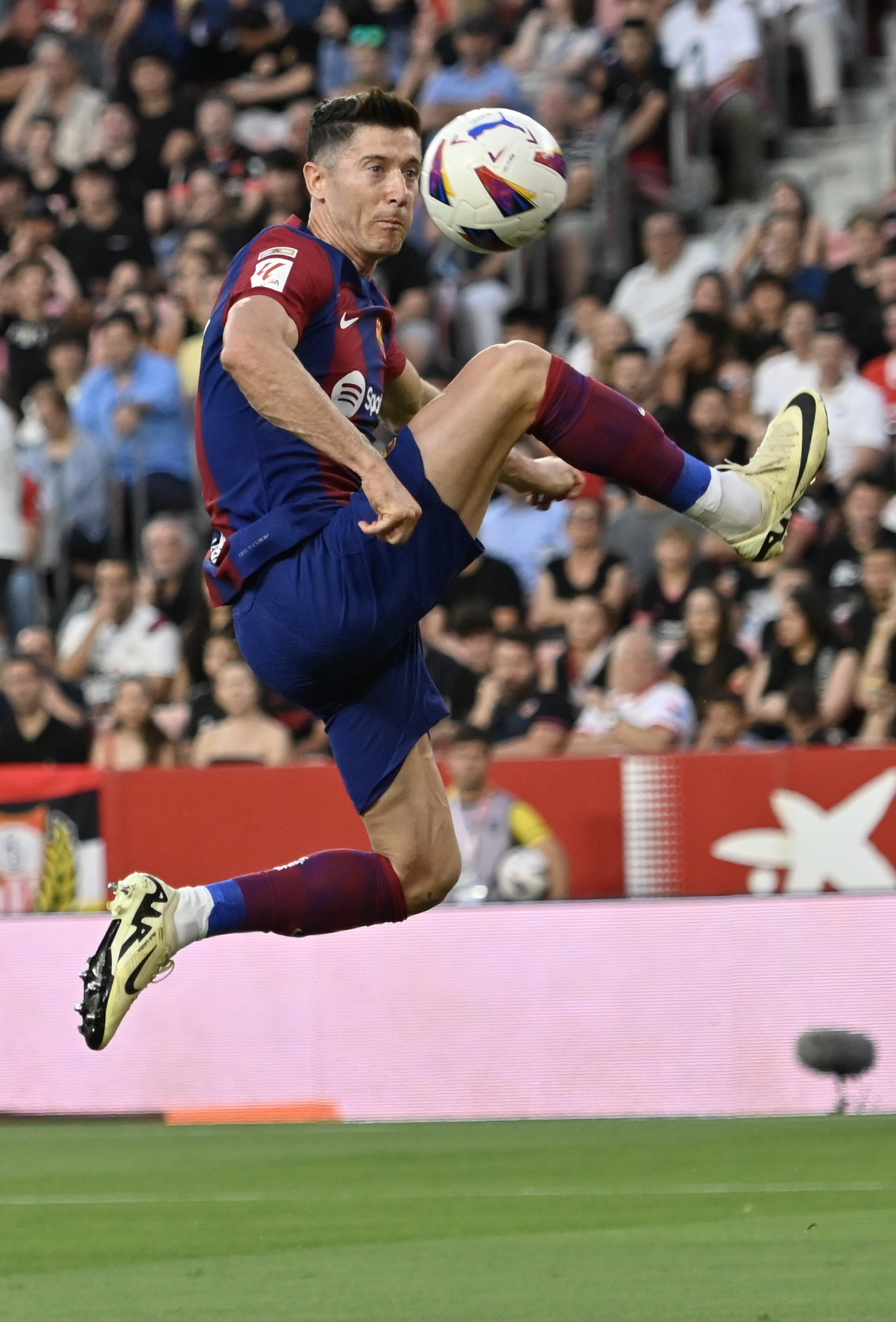 Lewandowski, en el momento de marcar su gol en Sevilla.