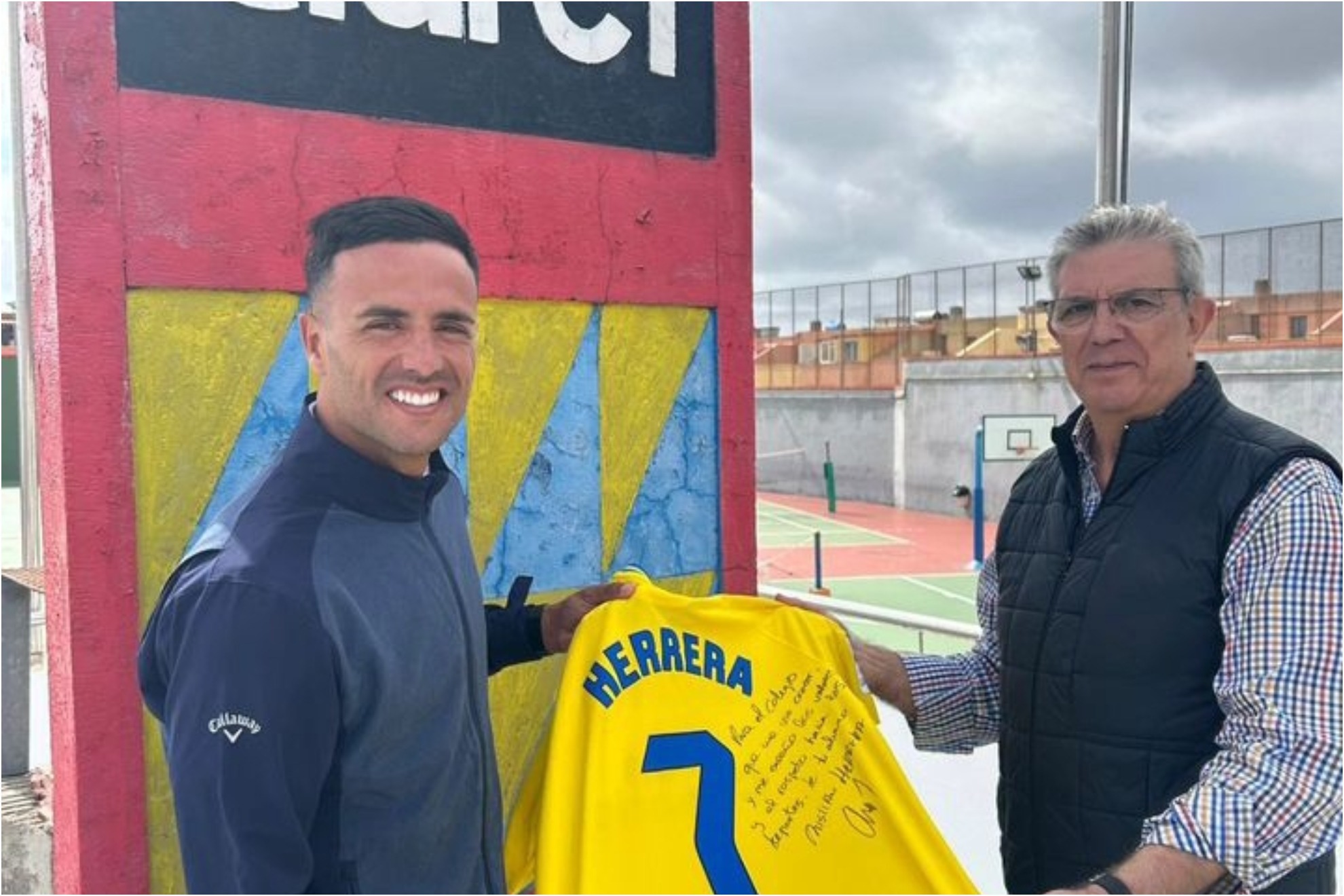 Cristian Herrera hace entrega de su camiseta firmada al director del Colegio Claret.