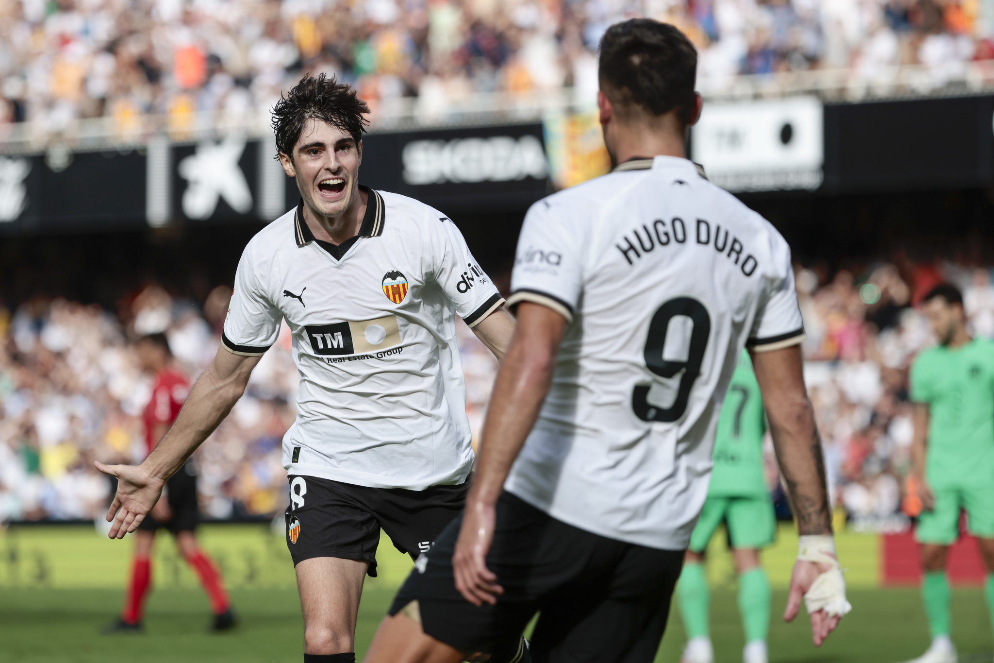 Javi Guerra celebra un gol con el Valencia.