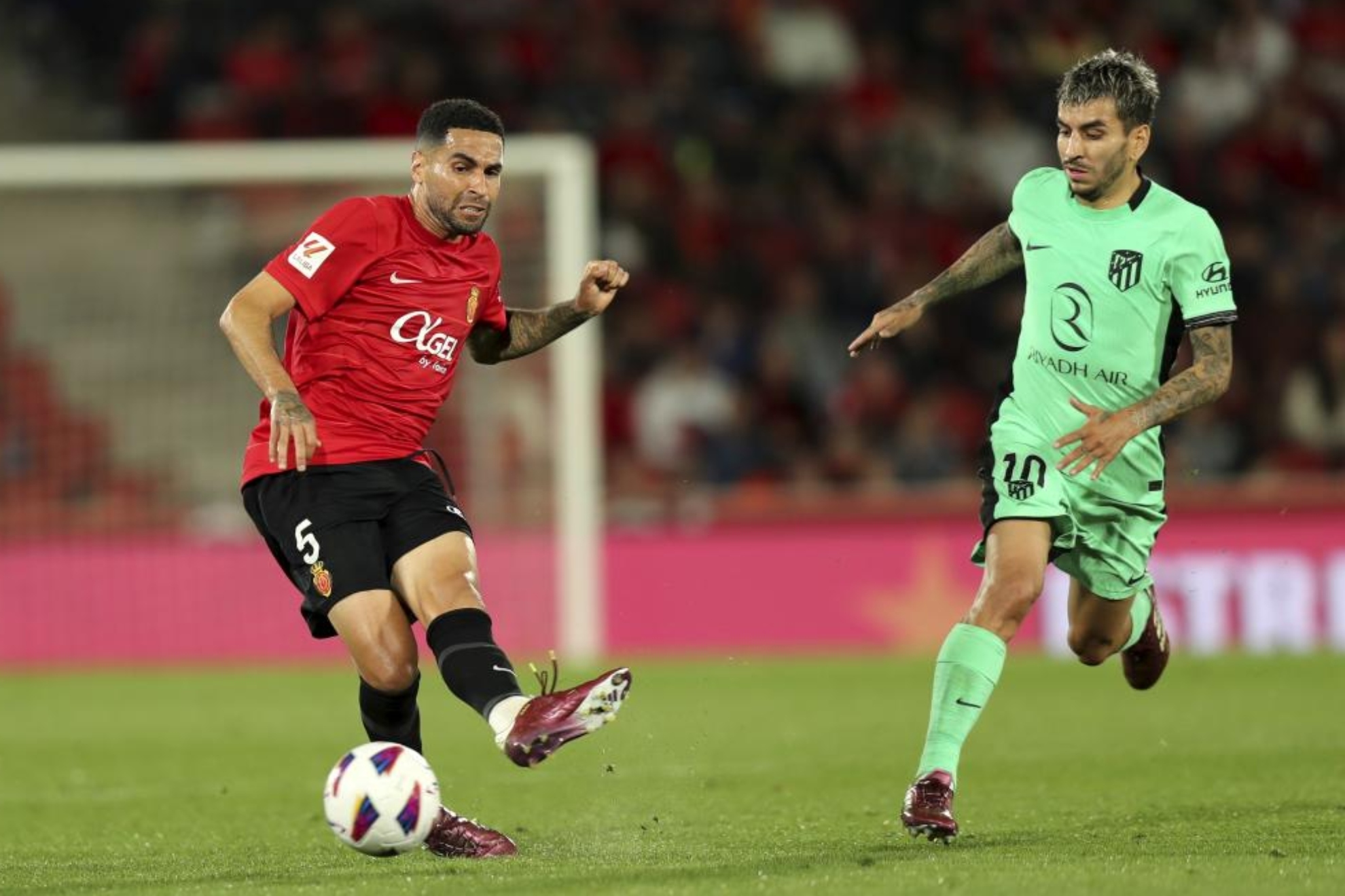 Omar Mascarell golpea el balón ante Correa.