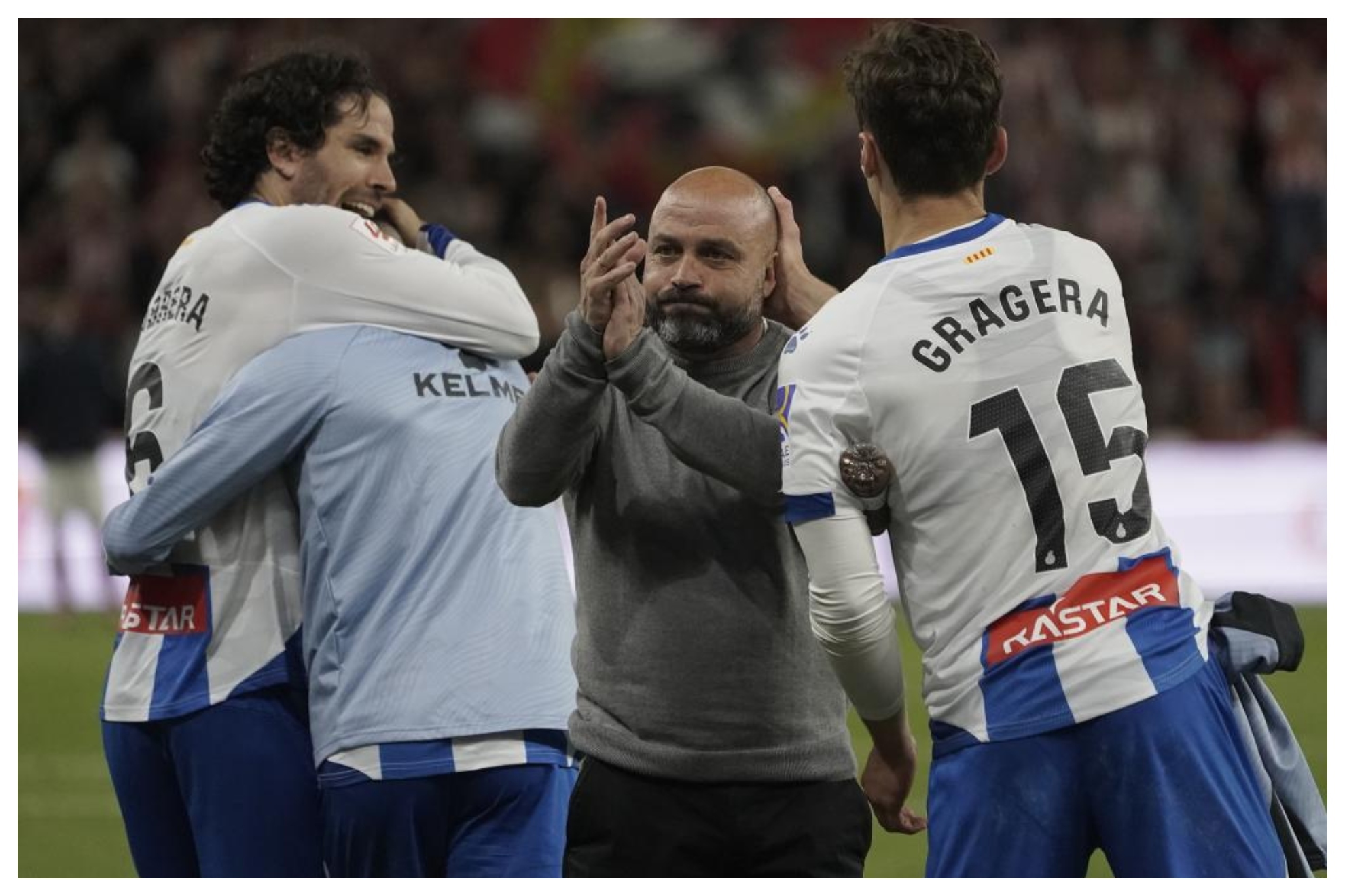 Manolo González aplaudía a los seguidores del Espanyol tras el triunfo en El Molinón