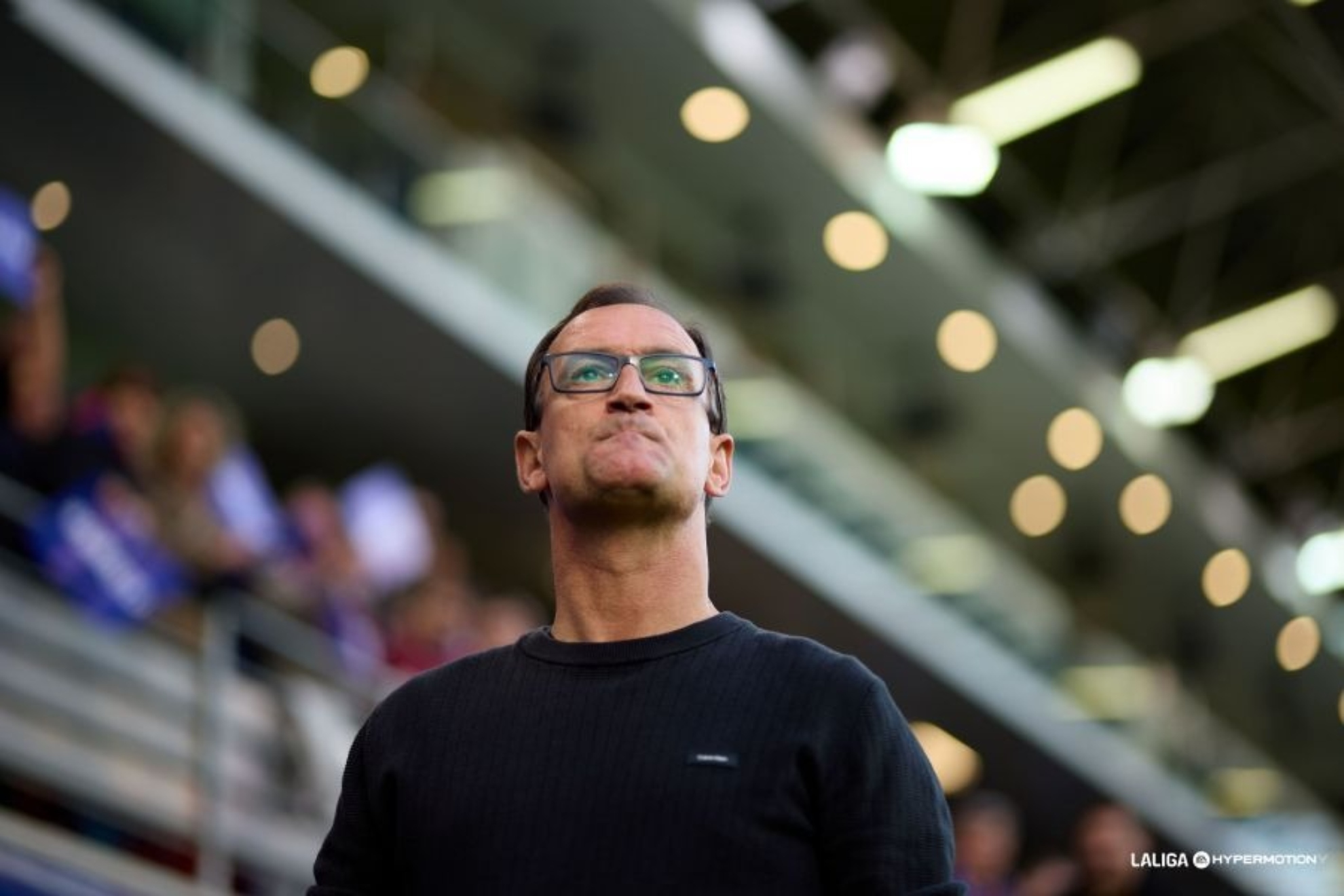 Etxeberria, entrenador del Eibar, con gesto serio en un momento del encuentro ante el Oviedo.