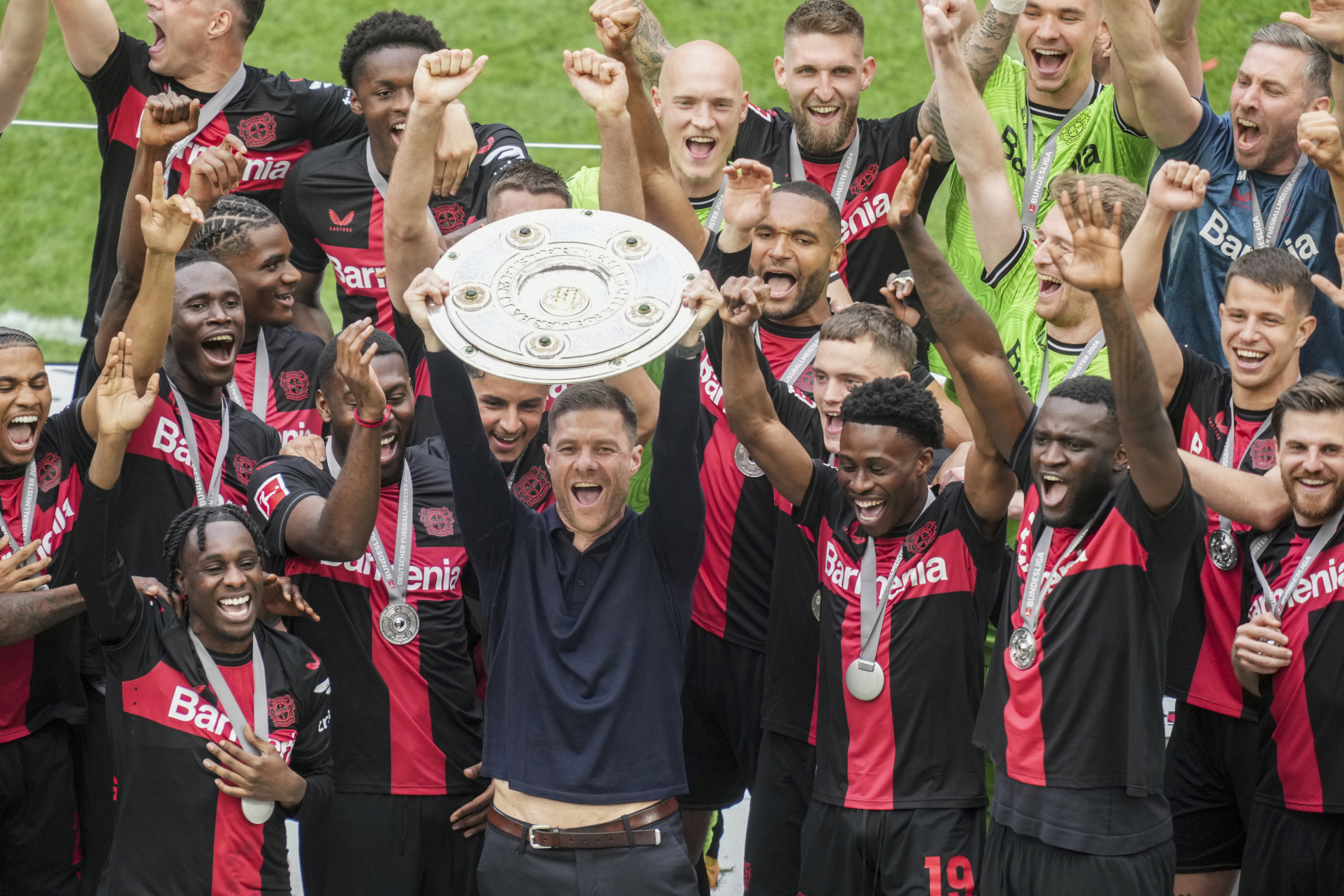 Xabi Alonso y sus jugadores celebran un título