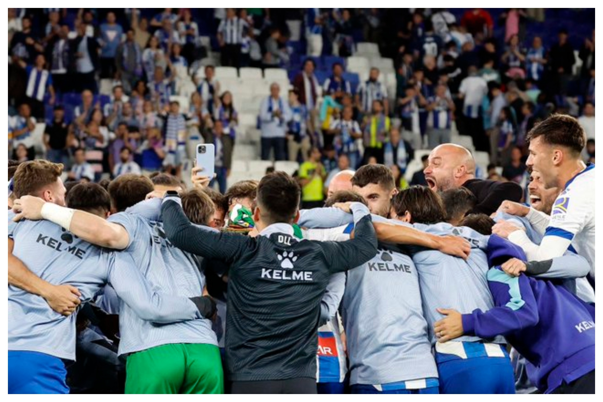 Manolo González se abraza con sus jugadores tras eliminar al Sporting