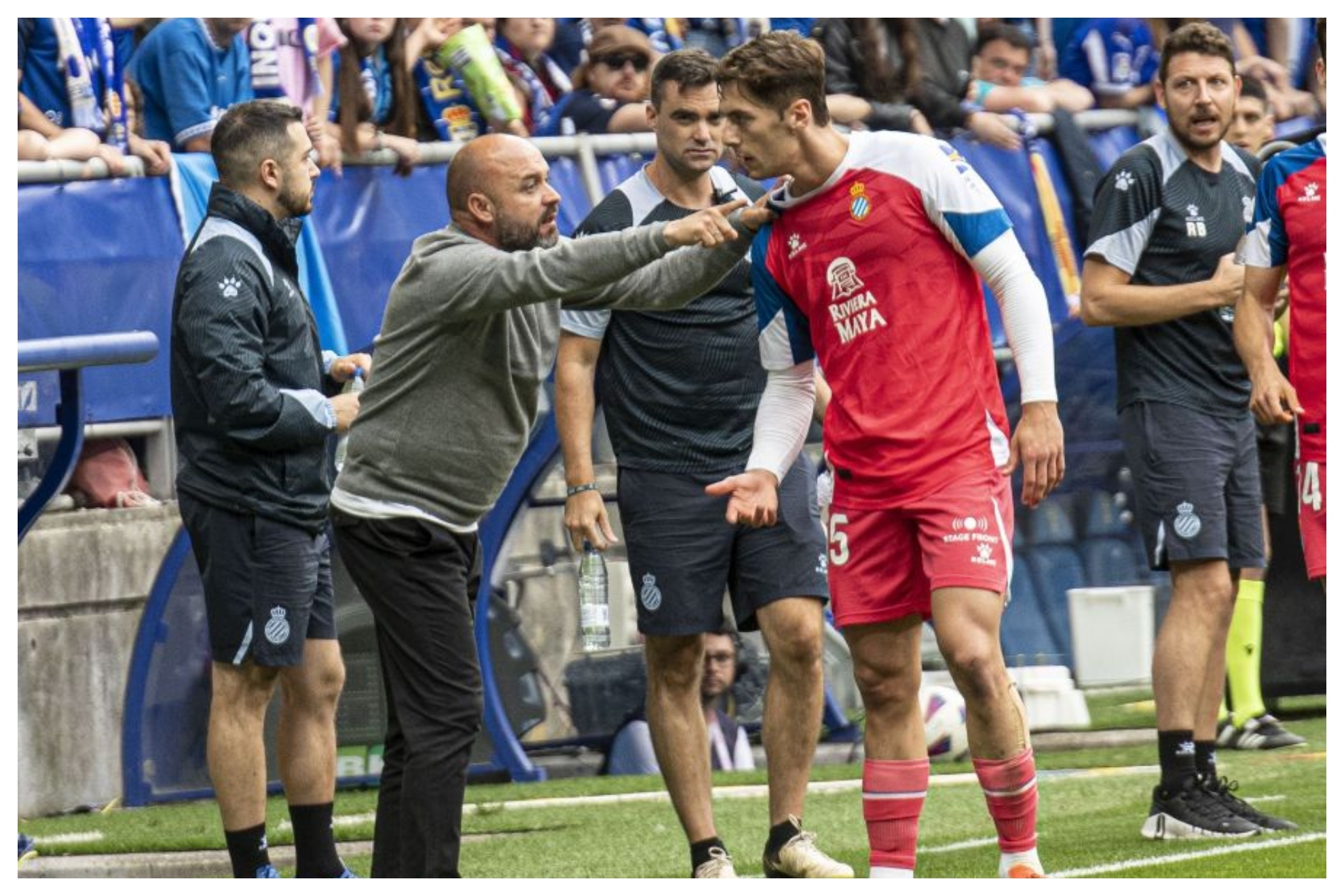 Manolo González da indicaciones a Gragera en el encuentro del Tartiere