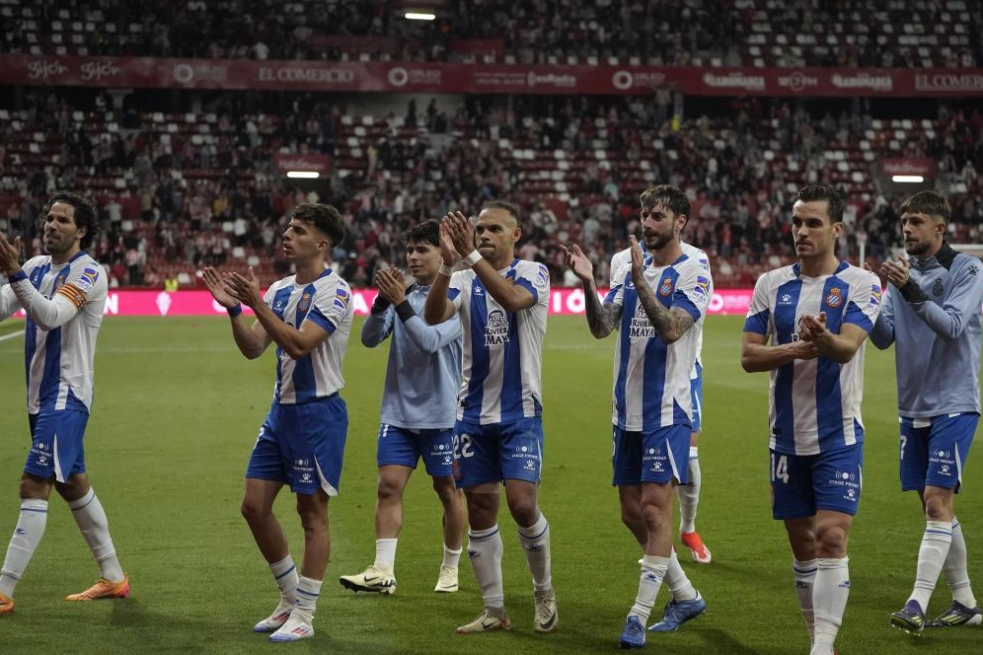 La plantilla del Espanyol, tras el encuentro contra el Sporting.