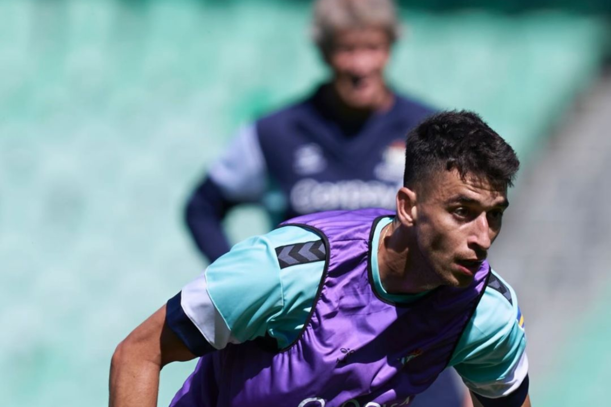 Marc Roca se entrena bajo la mirada de Pellegrini