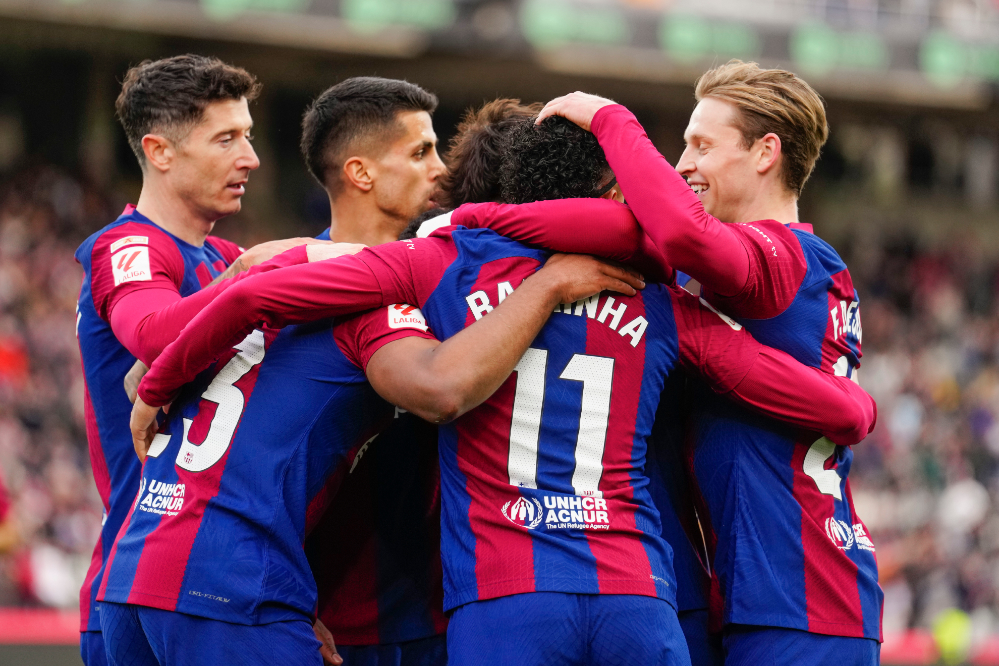 Los jugadores del Barcelona se abrazan en la celebración de un gol.