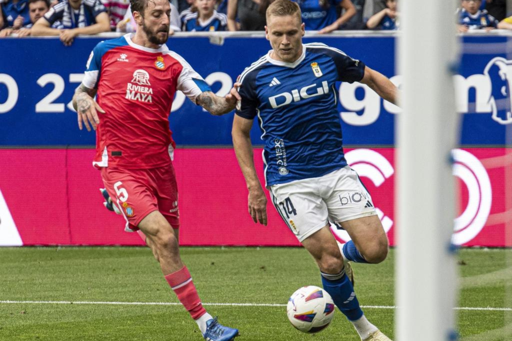 Alemao, con el balón, ante Calero en el Oviedo-Espanyol de 'playoffs'.