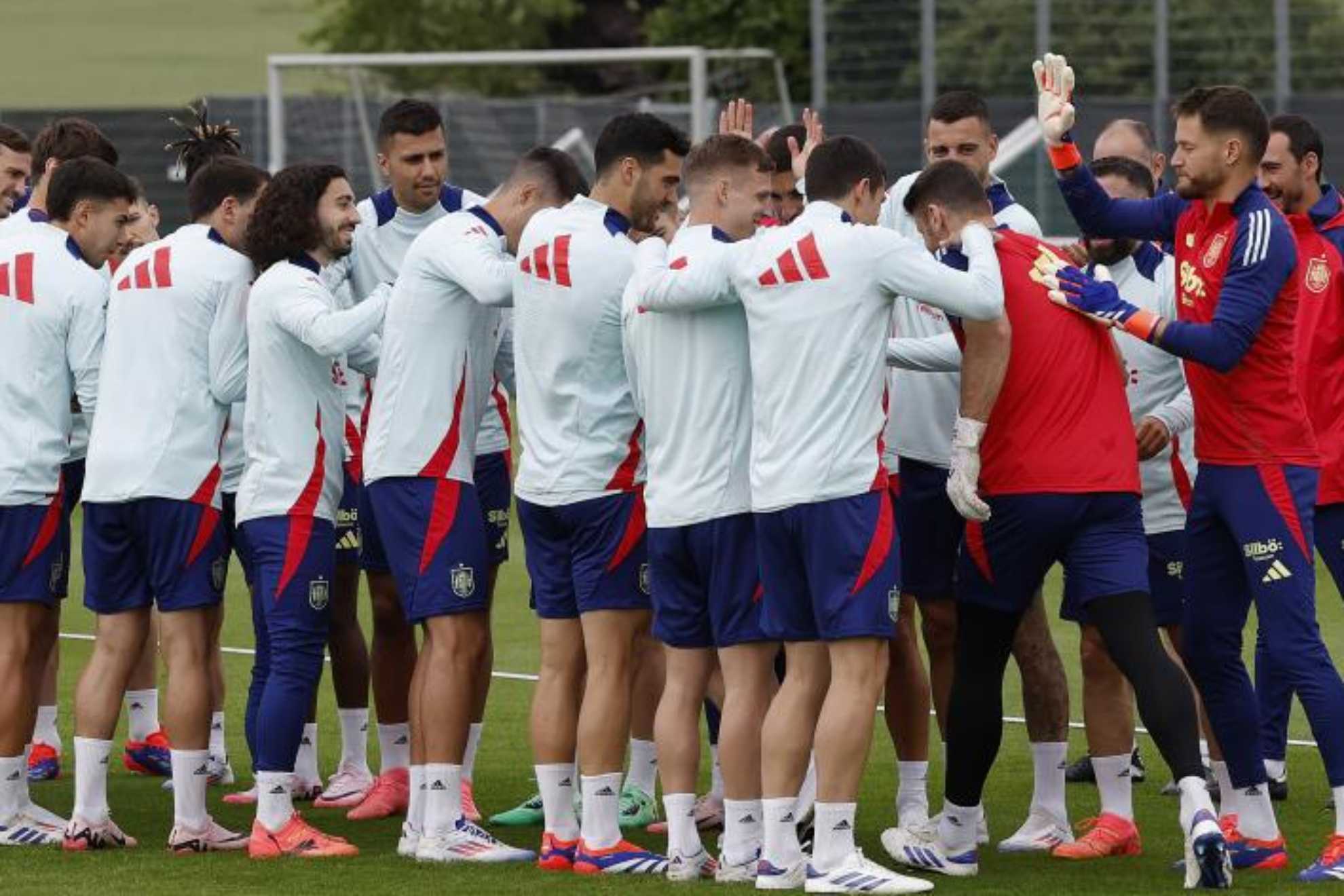 Unai Simón recibe un pasillo de sus compañeros de la selección el día de su cumpleaños, el pasado 11 de junio. / CHEMA REY (MARCA)