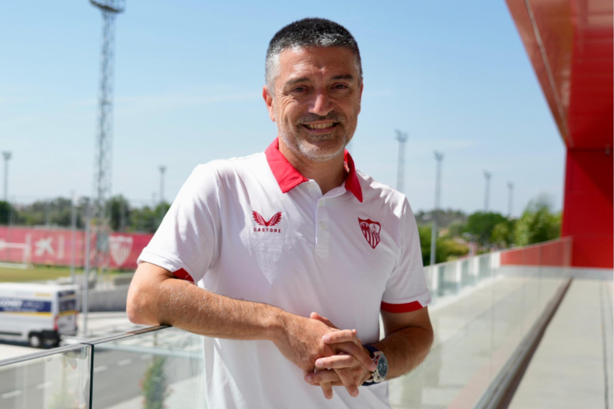 García Pimienta posa en la Ciudad deportiva del Sevilla.