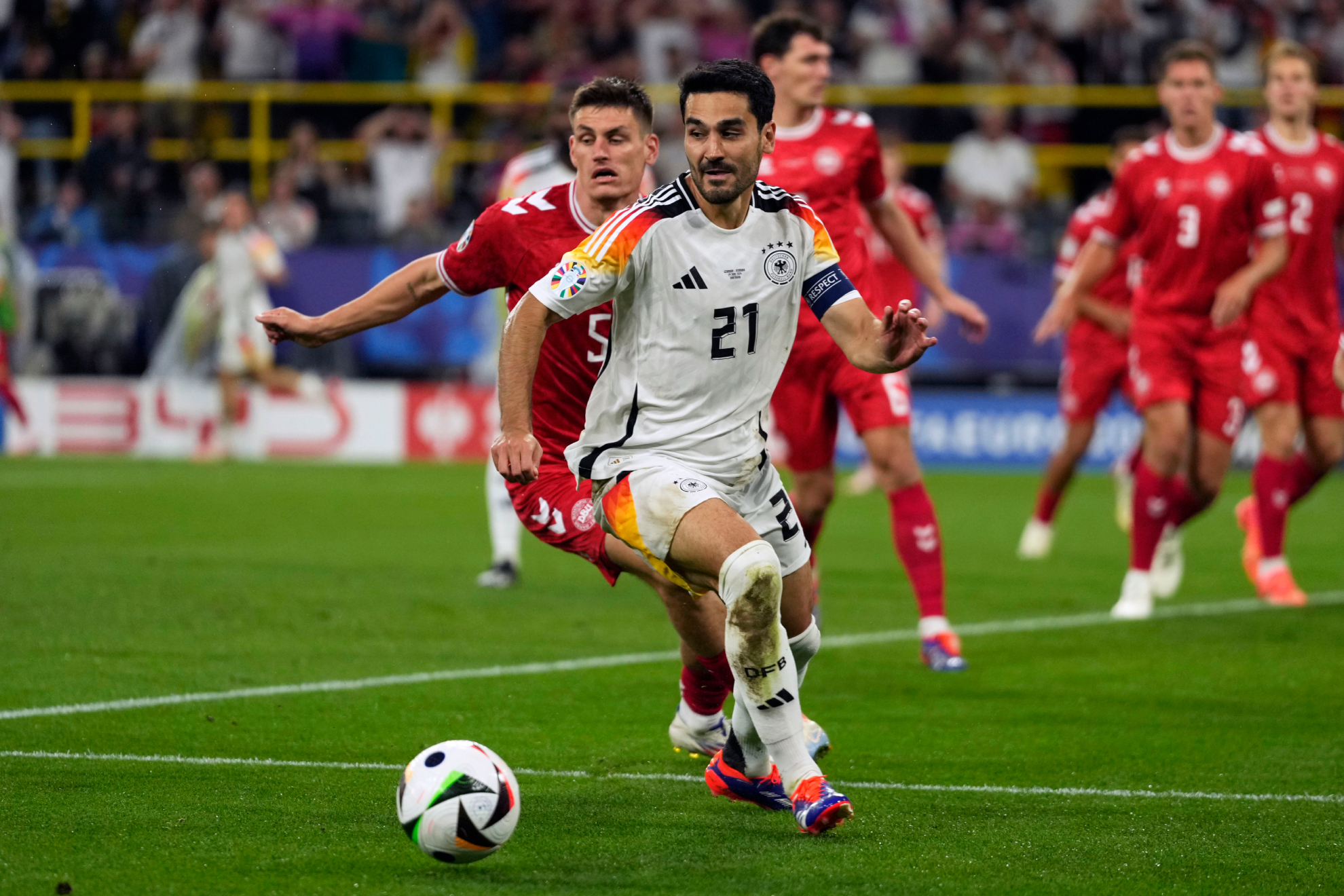 Gündogan controla el balón en una jugada durante el partido de octavos de final de la Eurocopa frente a Dinamarca.