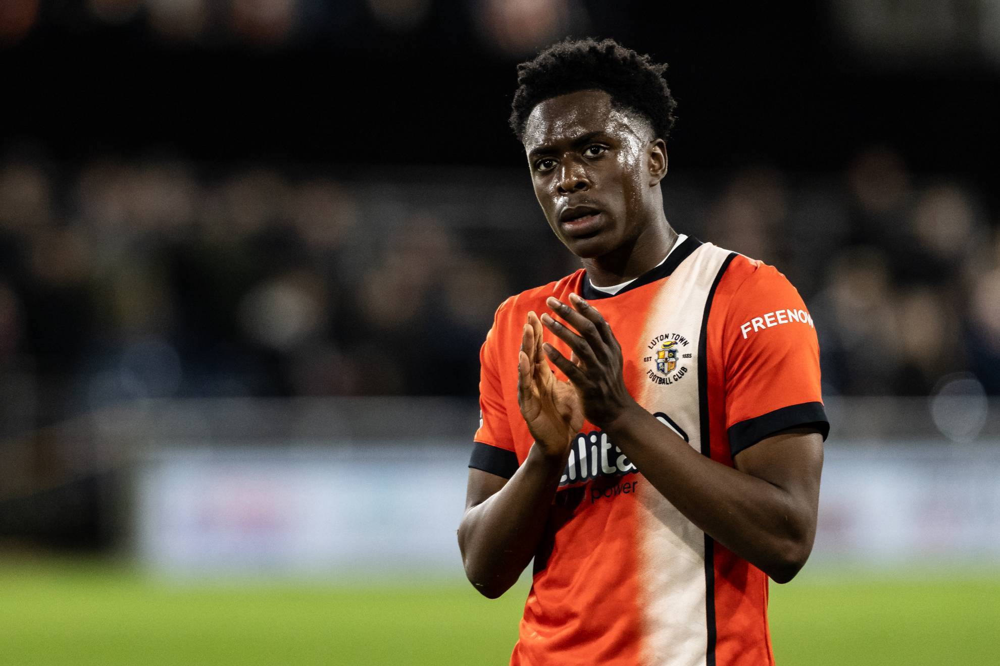 Sambi Lokonga en un partido con el Luton Town