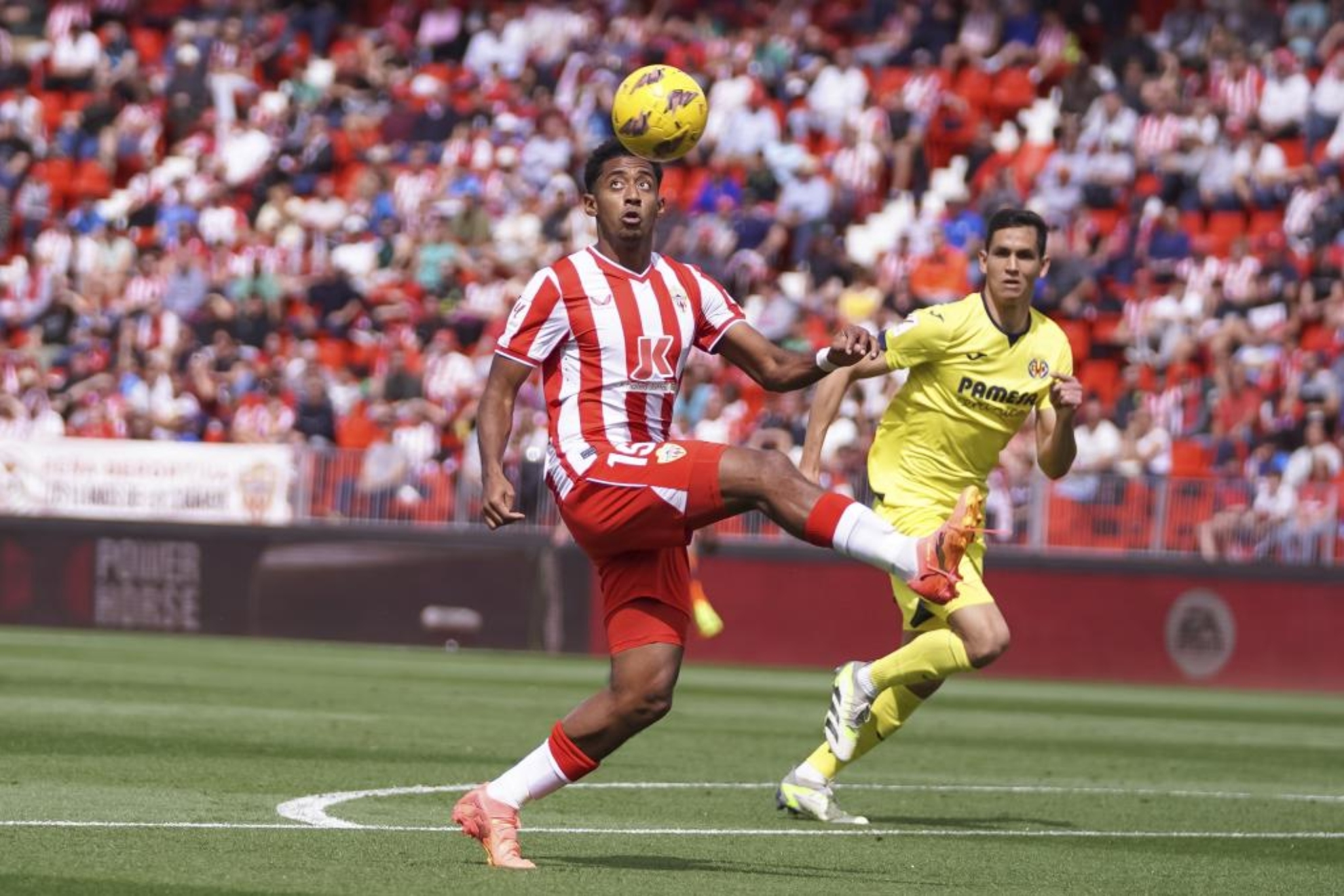 'Choco' Lozano intenta controlar el balón en un partido con el Almería la pasada temporada.