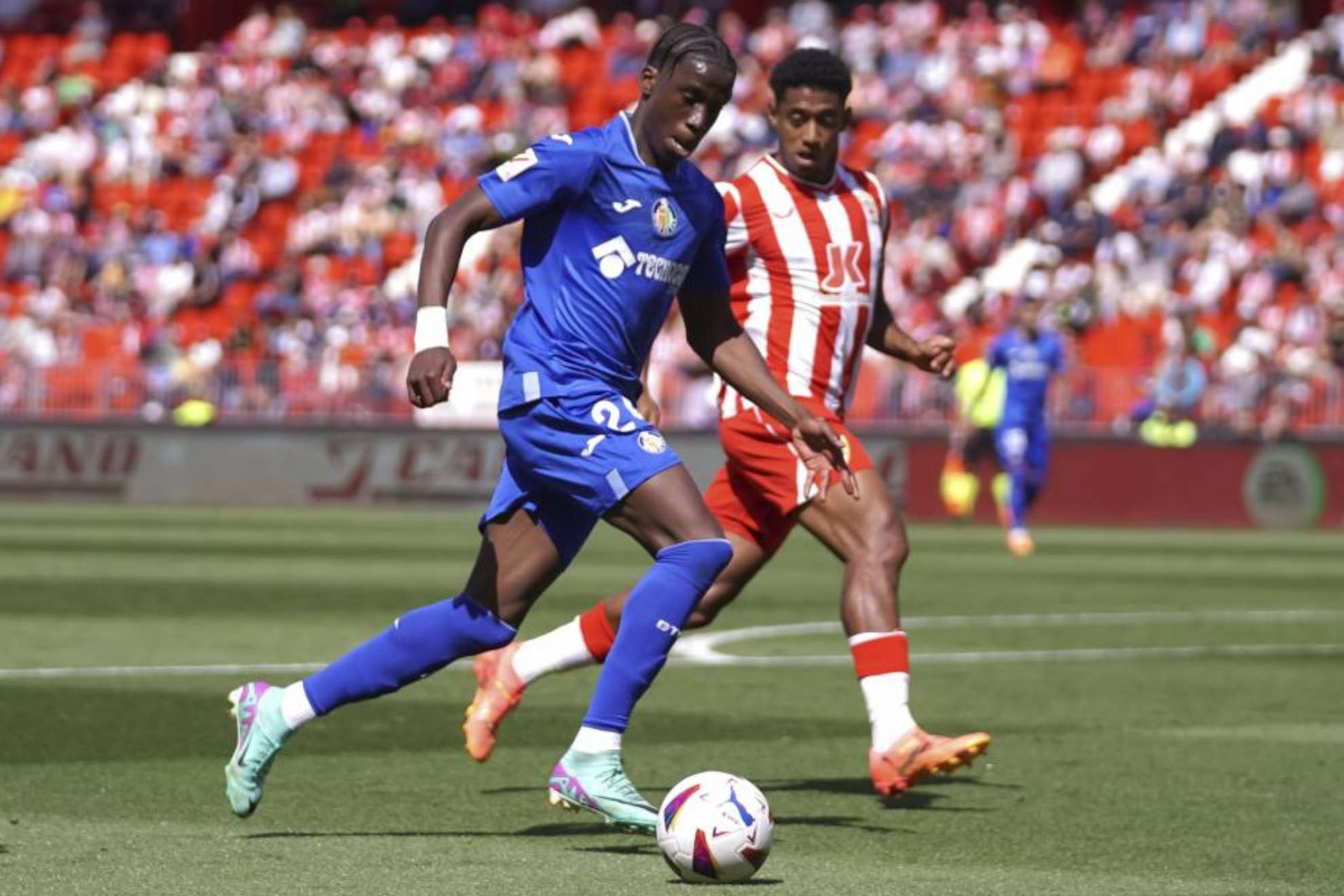 Ilaix Moriba con el esférico controlado en un encuentro entre Getafe y Almería.