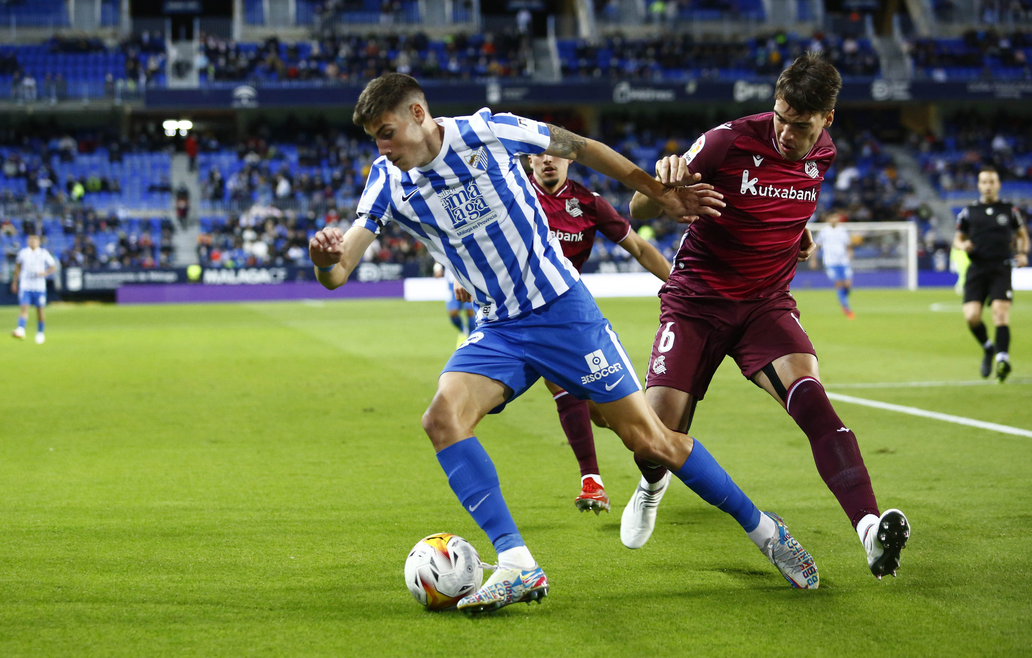 Roberto jugando con el Málaga en Segunda en la temporada 21/22.