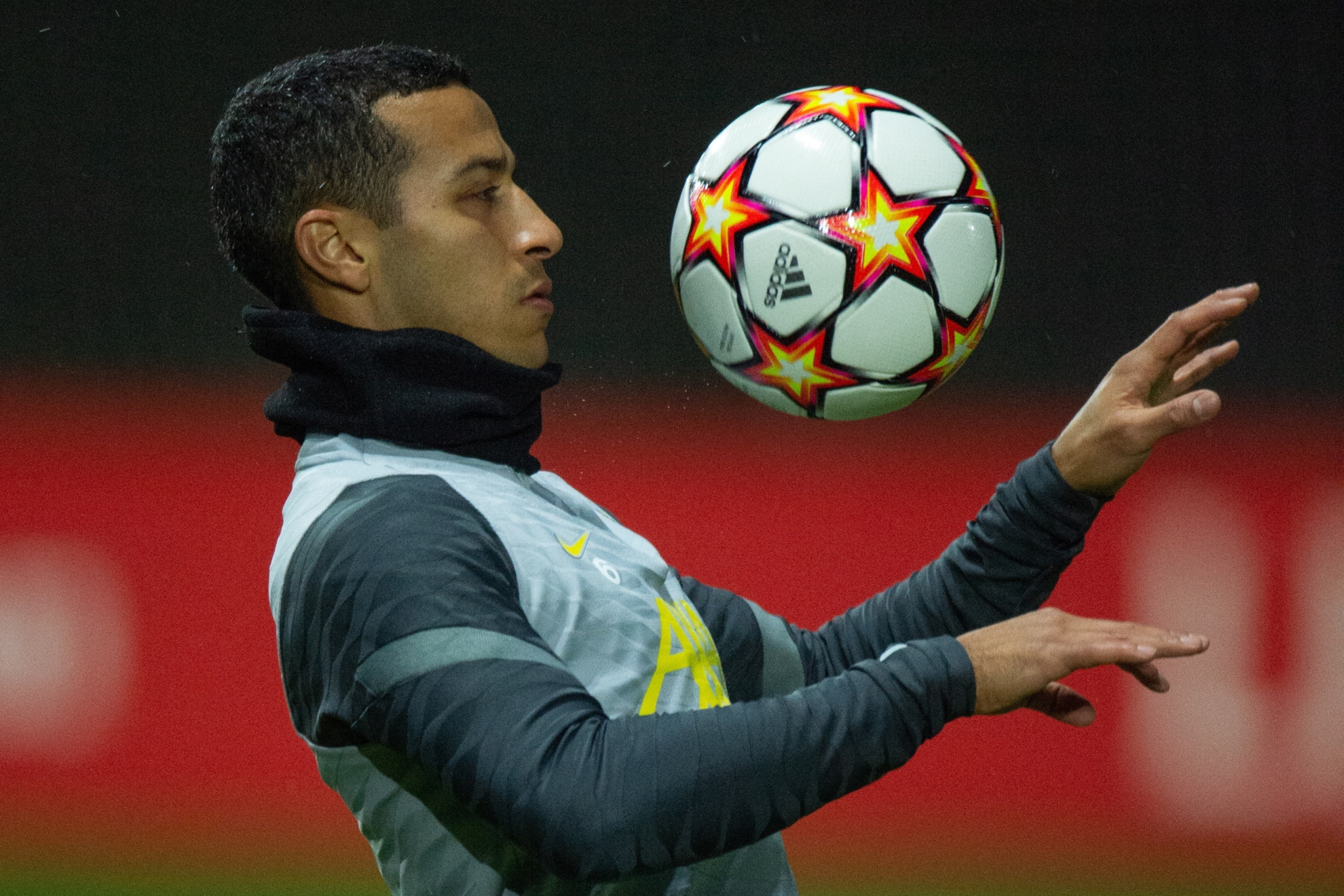 Thiago Alcántara juega con un balón durante un entrenamiento del Liverpool.