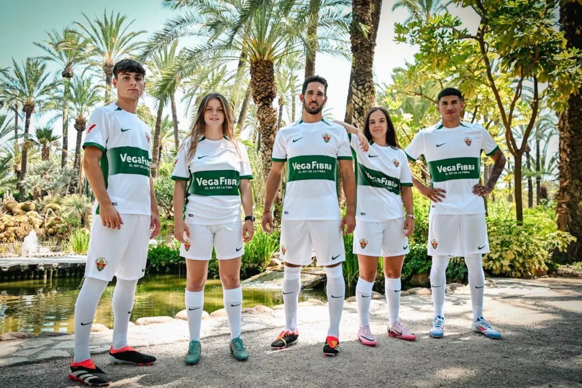 Los futbolistas Pedro Bigas, Nico Castro y Rodrigo Mendoza, y las futbolistas Abril Pazos y Clara Ferrer posan con la nueva equipación,