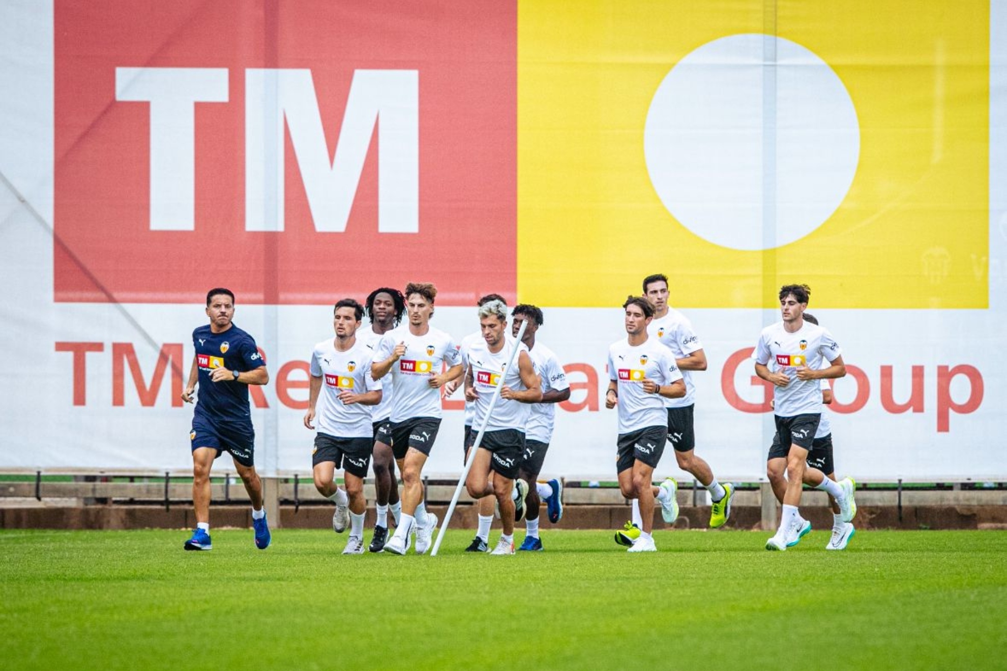 La plantilla del Valencia trabajando en Paaterna.