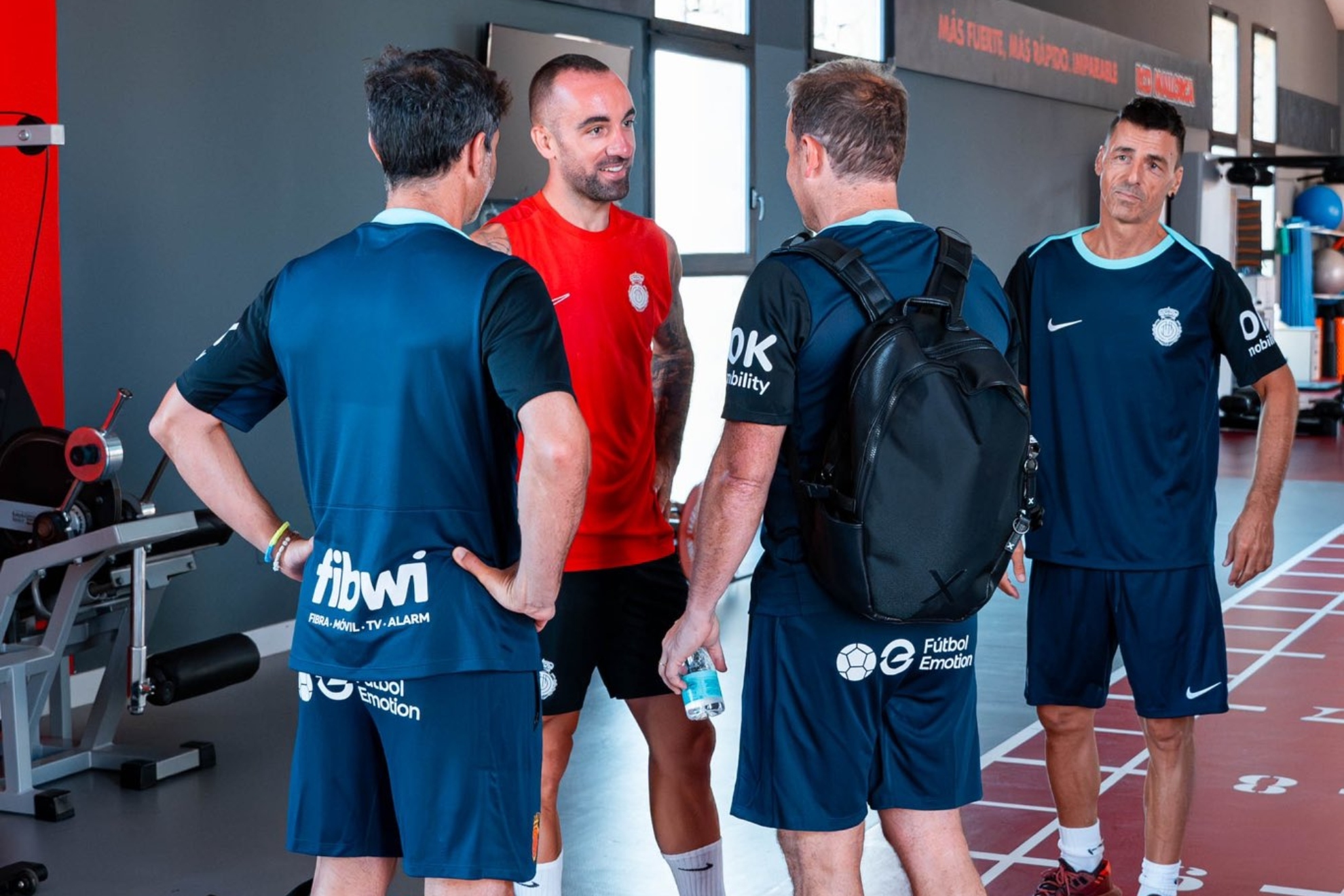 Jagoba Arrasate y su cuerpo técnico con Sergi Darder