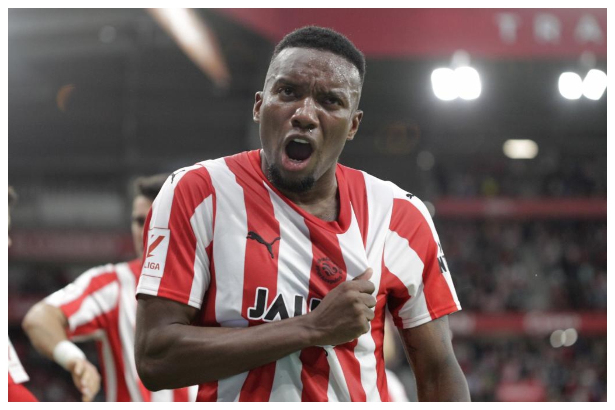 Otero celebra un gol en El Molinón con la camiseta del Sporting