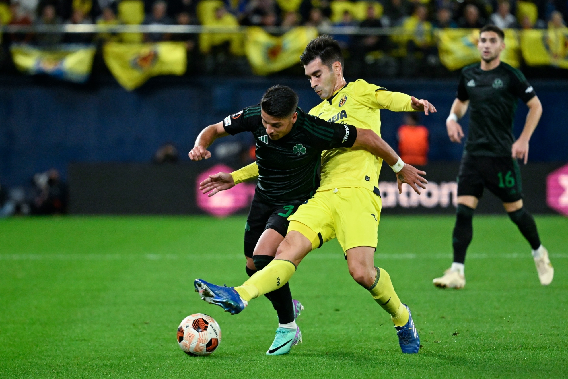 Manu Trigueros trata de robar el balón a Sebastián Palacios en un partido del Villarreal.