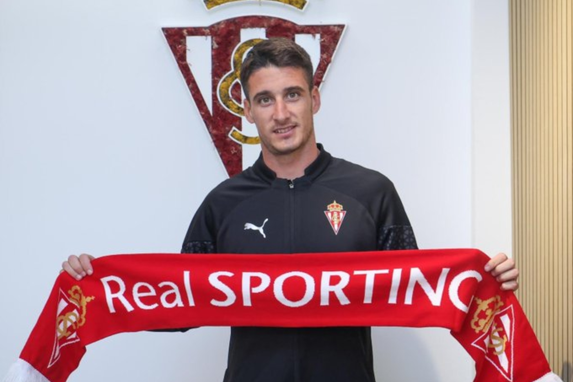 Olaetxea con la bufanda sportinguista.