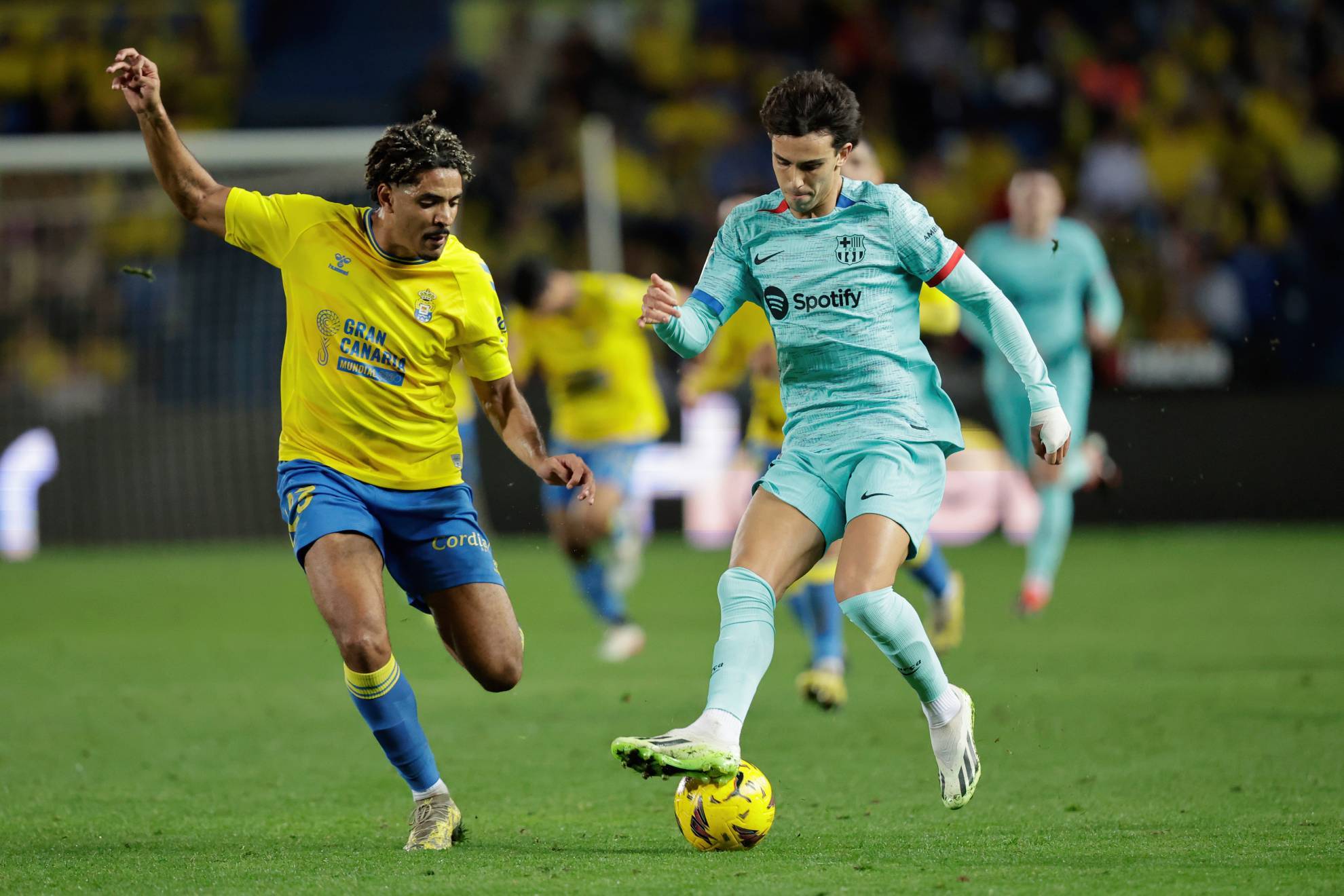 Saúl Coco defendiendo a Joao Félix esta temporada con Las Palmas.